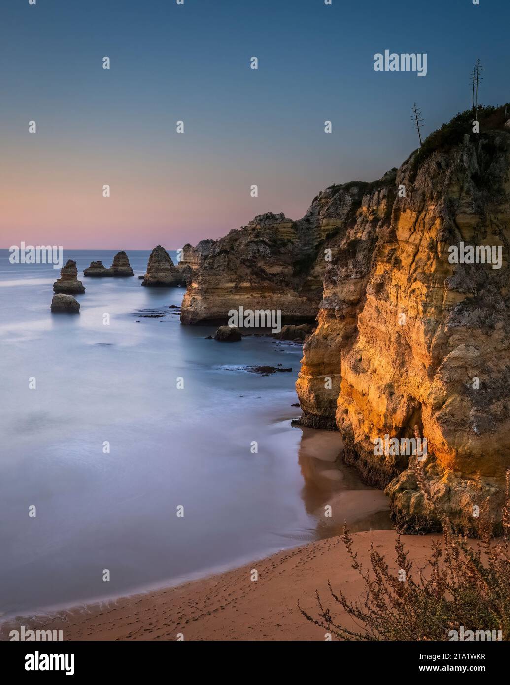 Am frühen Morgen am Praia Dona Ana oder Dona Ana Beach in Lagos in der Algarve in Portugal Stockfoto