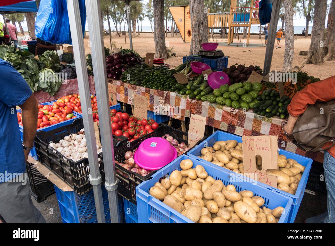 Gemüsestand auf dem öffentlichen Markt von St-Leu, Insel Réunion, Frankreich. Stockfoto