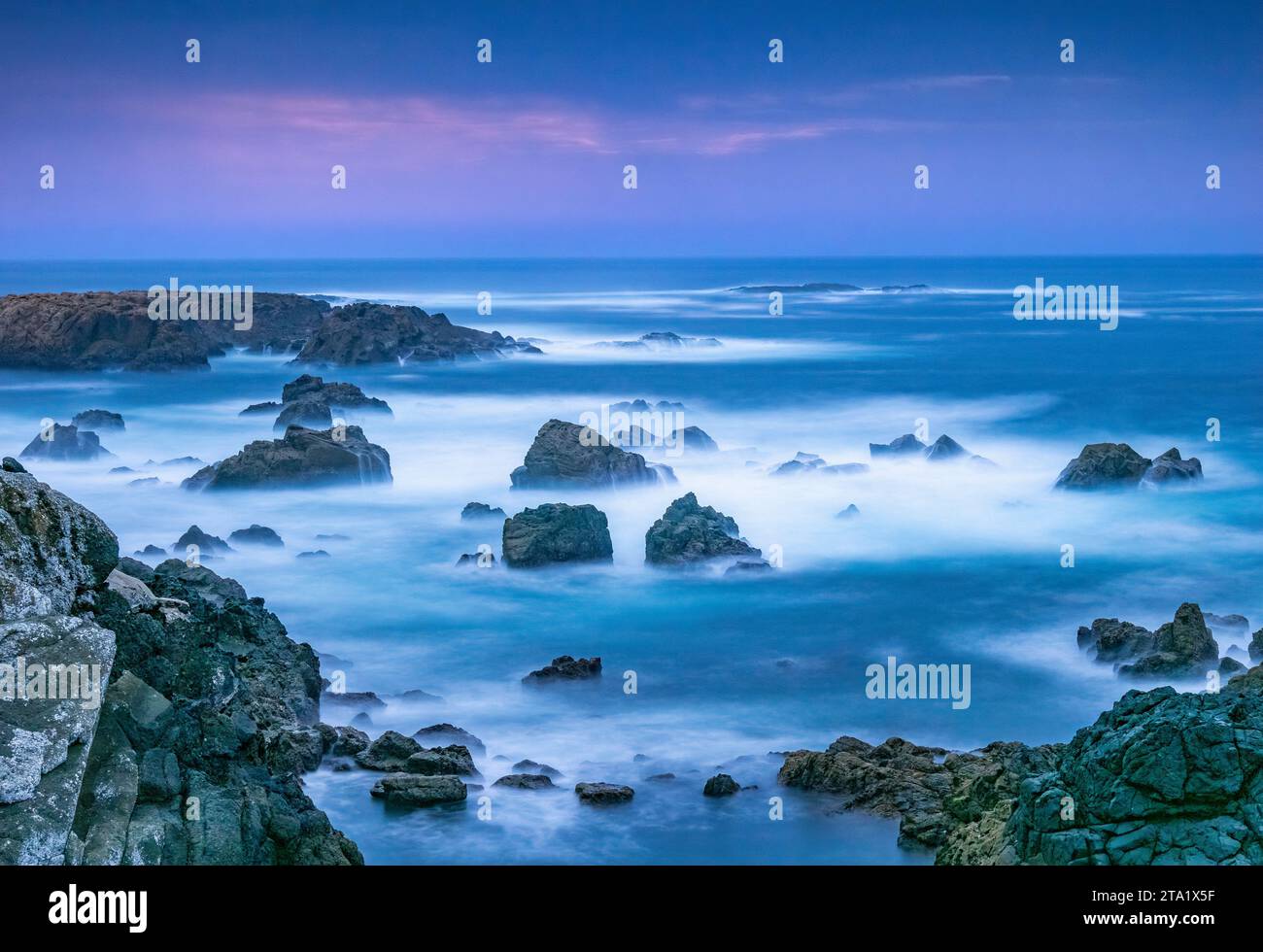 Dämmerung entlang der felsigen Küste des Atlantischen Ozeans in der Region Costa Azul in Portugal Stockfoto