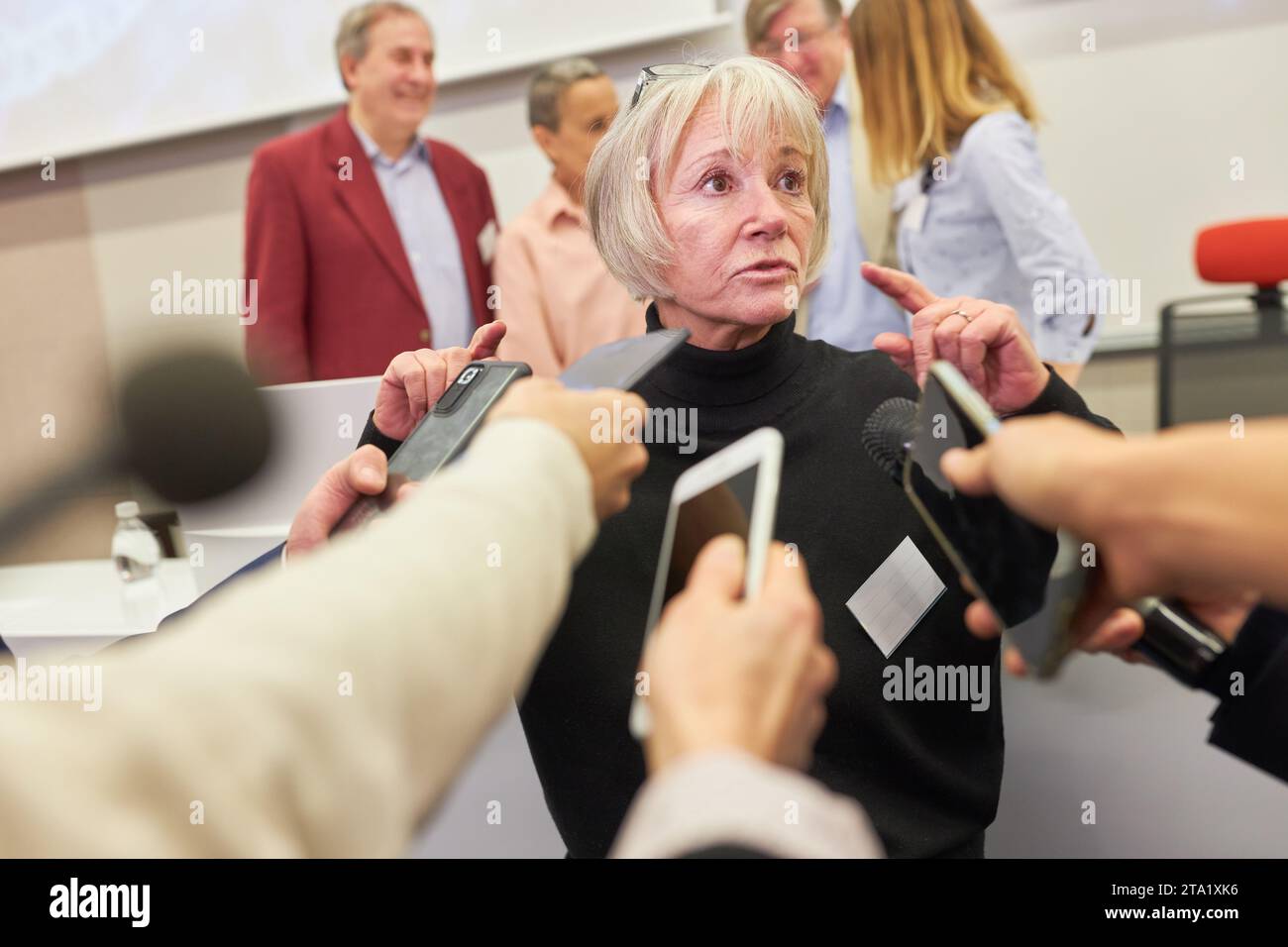 Geschäftsrednerin spricht mit Journalisten während einer Pressekonferenz bei der Veranstaltung Stockfoto