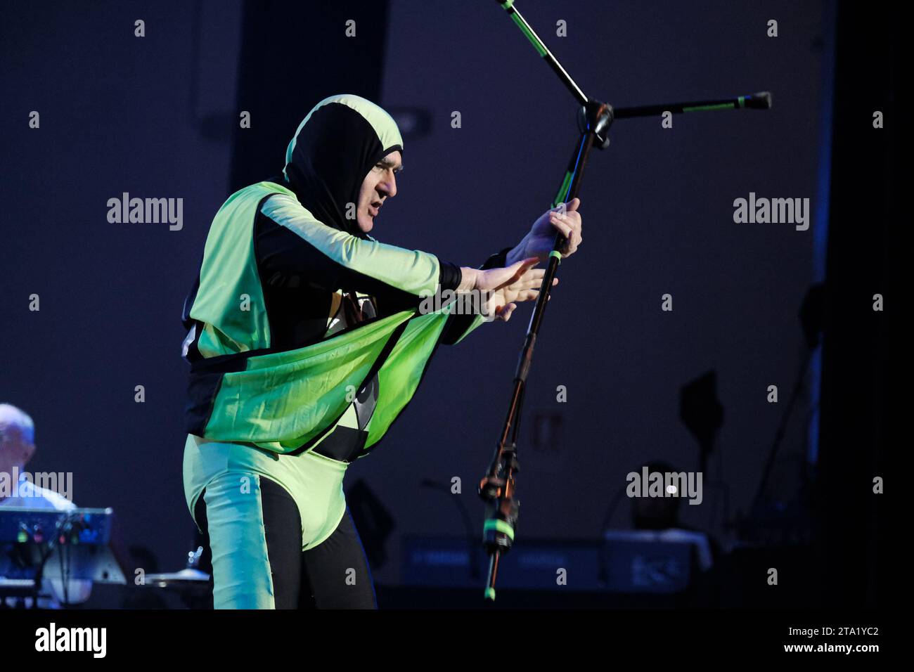 Luca Mangoni tritt im Auditorium Unità d’Italia in Isernia mit der Tour „Resta un solo dente e cerco di riavvitarlo“ auf. (Foto: Elena Vizzoca / SOPA Images/SIPA USA) Stockfoto