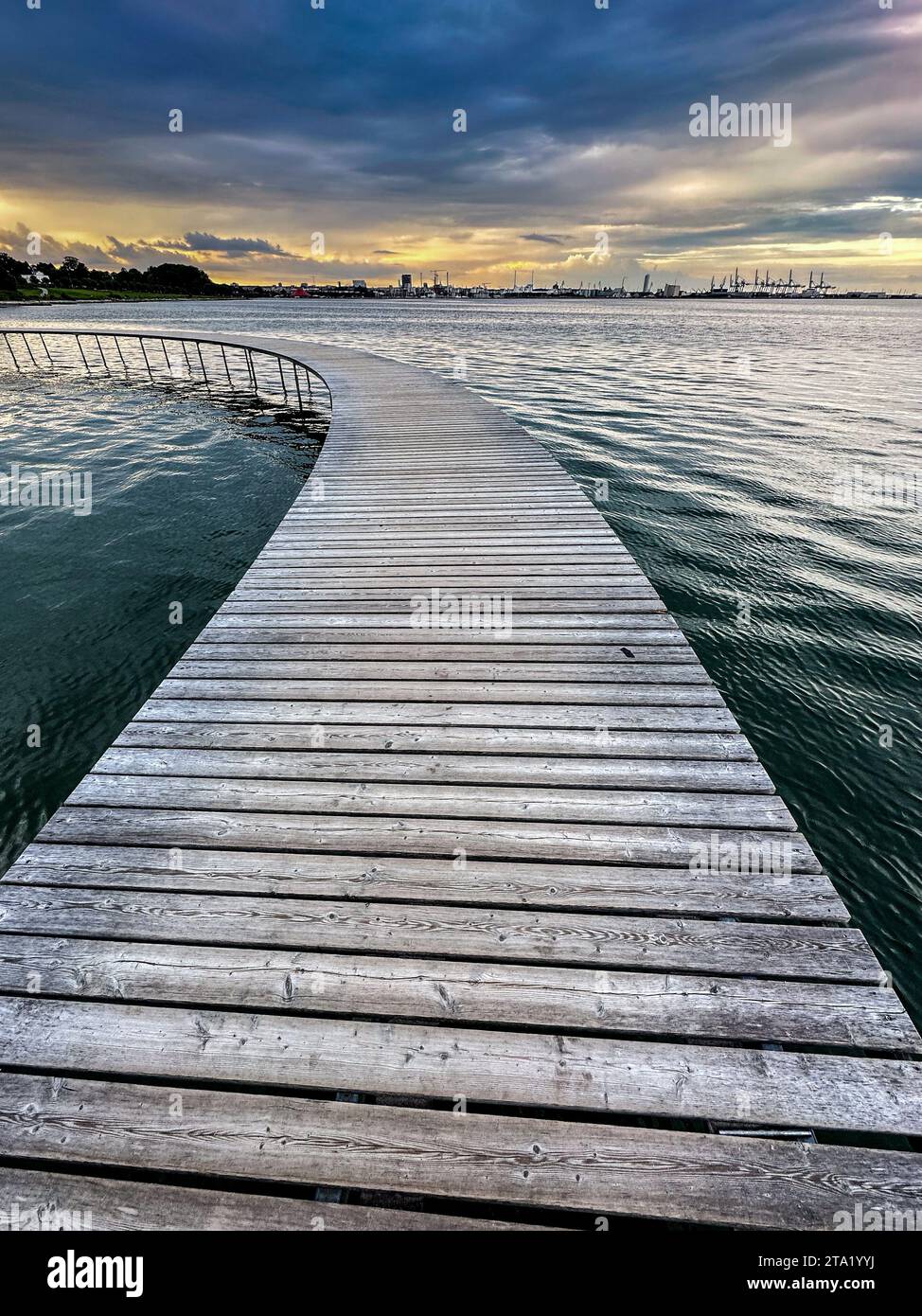 Die unendliche Brücke, eine Kunstinstallation am Strand in Aarhus, Dänemark. Stockfoto