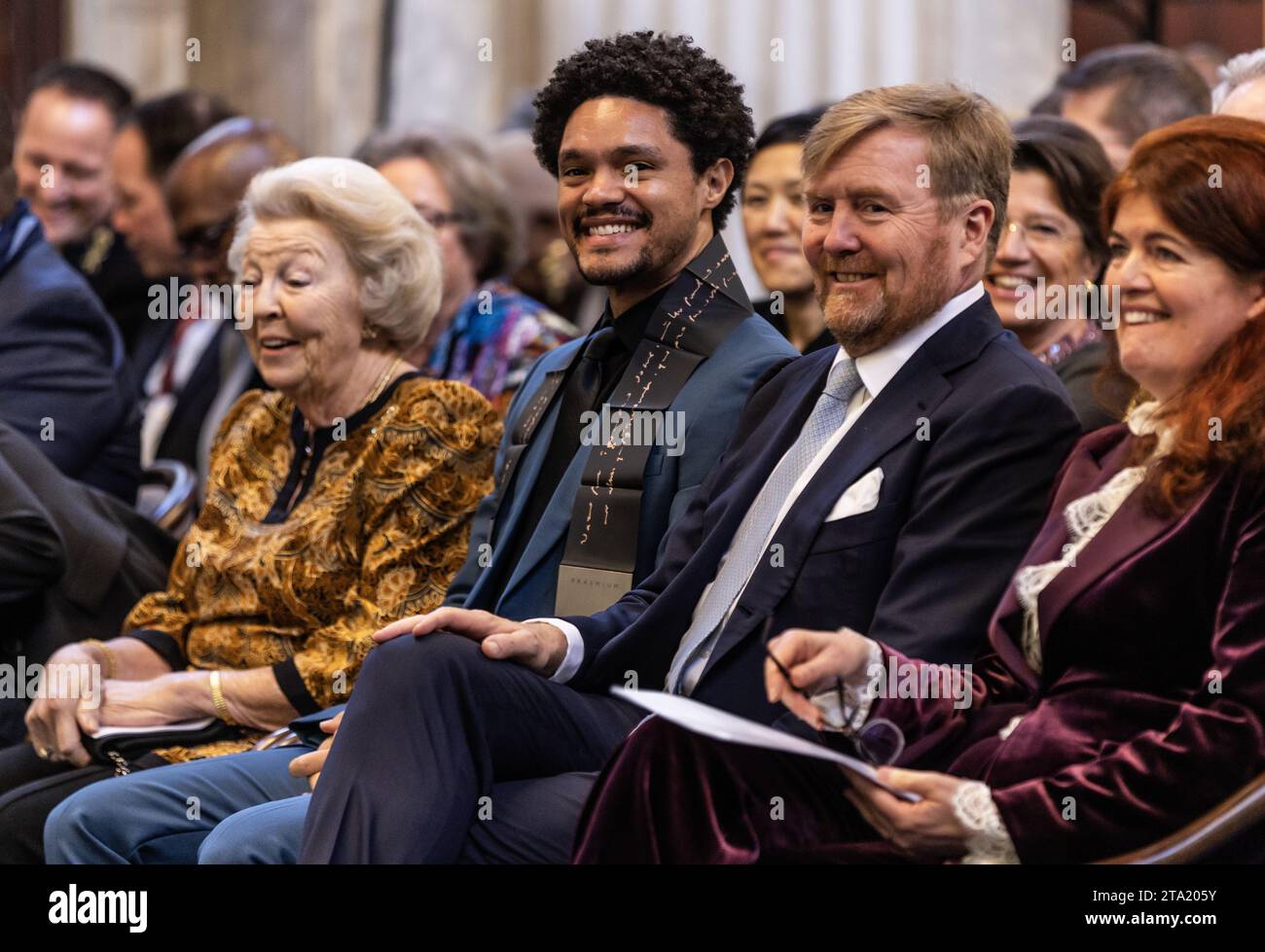 AMSTERDAM: König Willem-Alexander überreicht den Erasmus-Preis an den südafrikanischen Talkshow-Gastgeber Trevor Noah im Königlichen Palast. Bis letztes Jahr war er Moderator der satirischen amerikanischen Sendung The Daily Show. Der Preis wird jährlich an eine Person vergeben, die einen wichtigen Beitrag im kulturellen und künstlerischen Bereich geleistet hat. ANP EVA PLEVIER niederlande Out - belgien Out Stockfoto