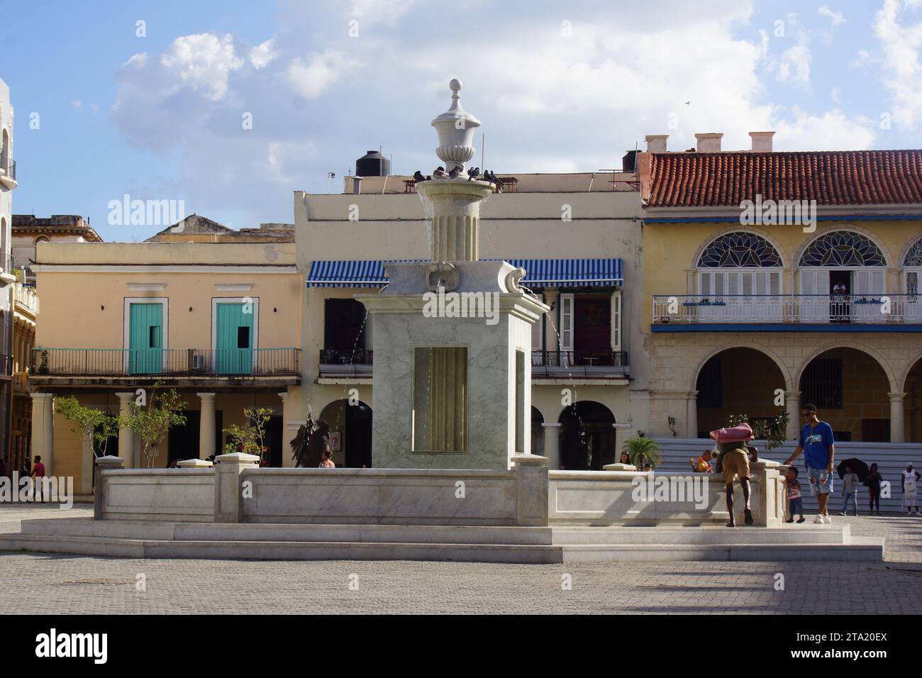 Brunnen an der Plaza Vieja, Habana Vieja, Havanna, Kuba Stockfoto