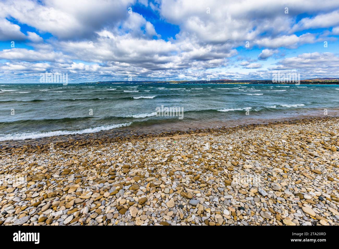 Strand in der Nähe von Charlevoix mit Steinen. Charlevoix- und Petoskey-Steine sind am Lake Michigan bei Charlevoix zu finden, besonders bei starken Winden und Wellen. Bear Creek Township, Usa Stockfoto