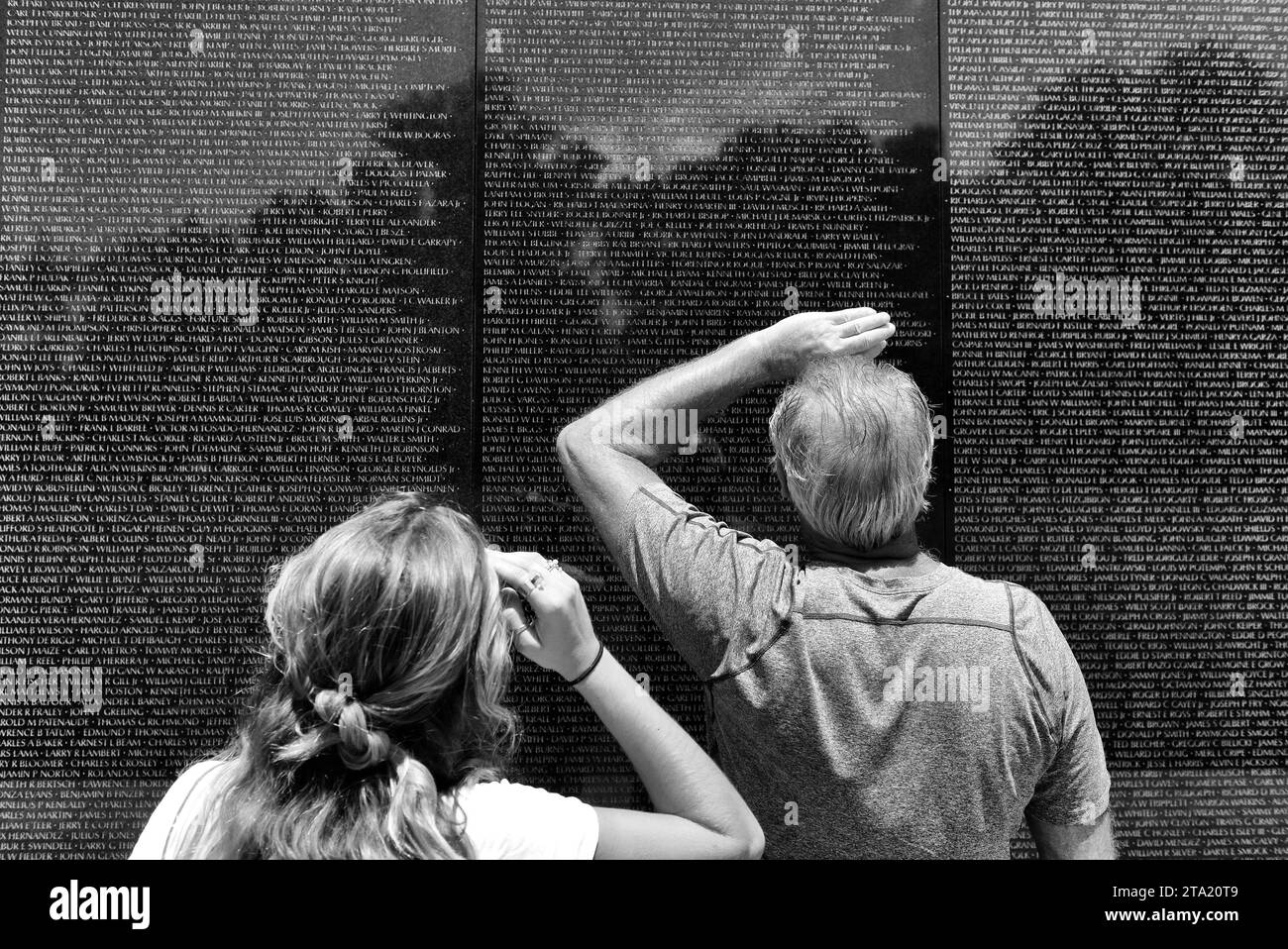 Washington, DC - 01. Juni 2018: Besucher des Vietnam war Memorial in Washington. Stockfoto