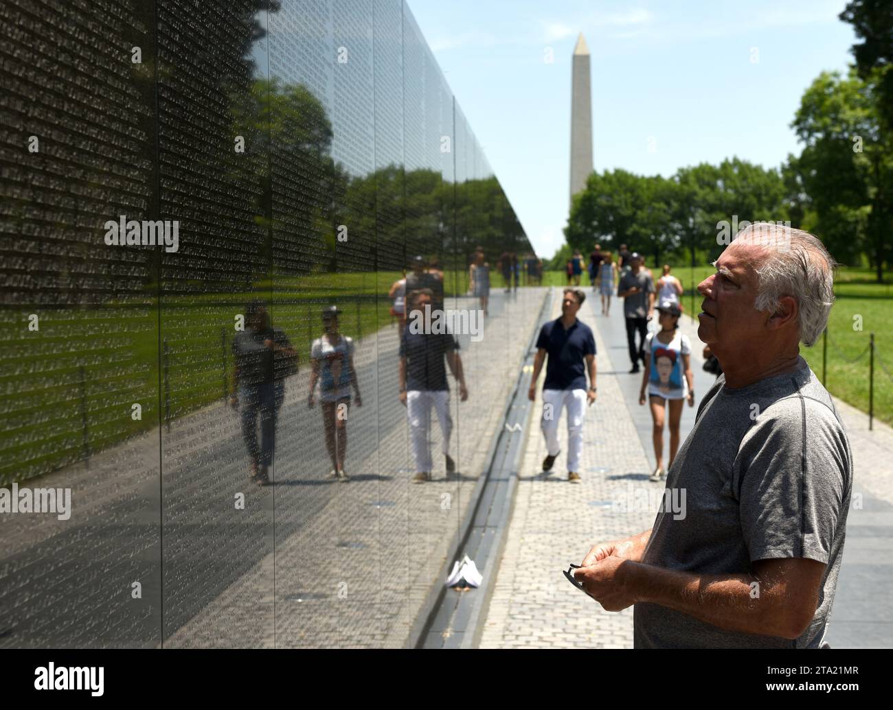Washington, DC - 1. Juni 2018: Besucher des Vietnam war Memorial in Washington. Stockfoto