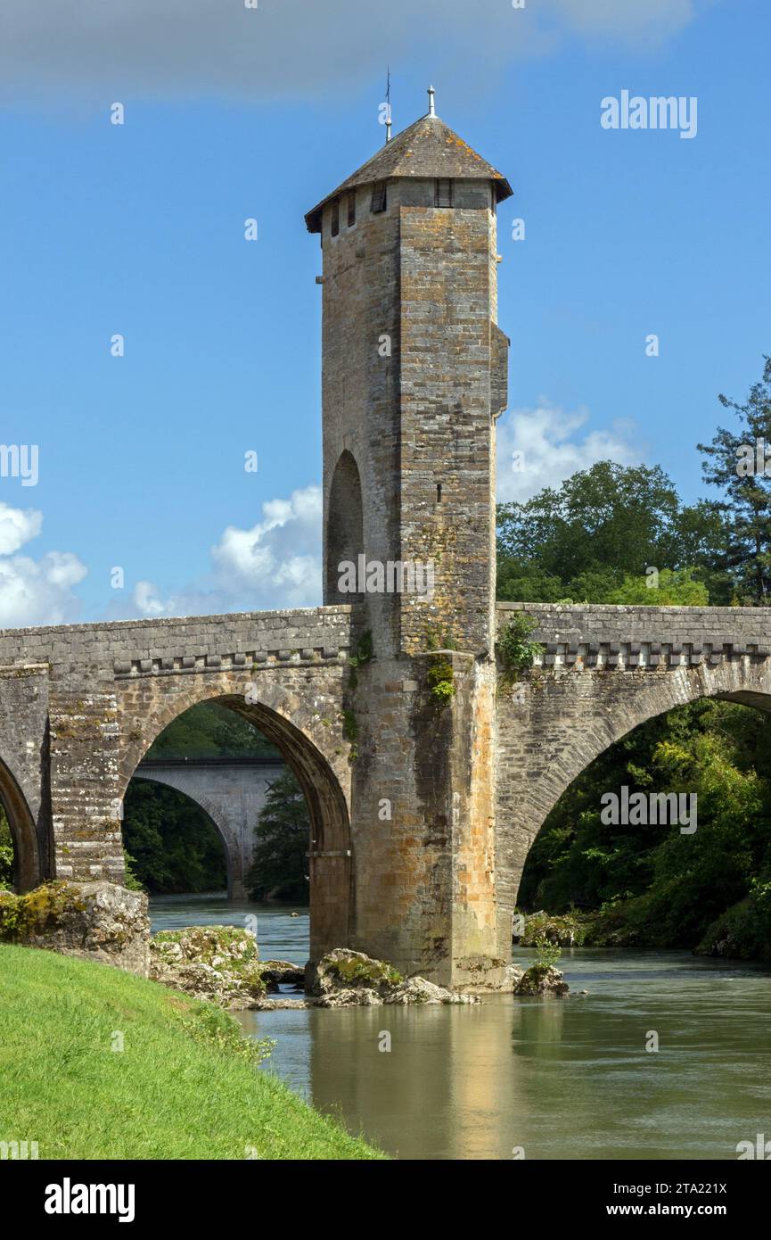 Die befestigte alte Brücke aus dem 13. Jahrhundert, die als historisches Denkmal klassifiziert wurde. Orthez, Pyrenäen-Atlantiques, Frankreich Stockfoto