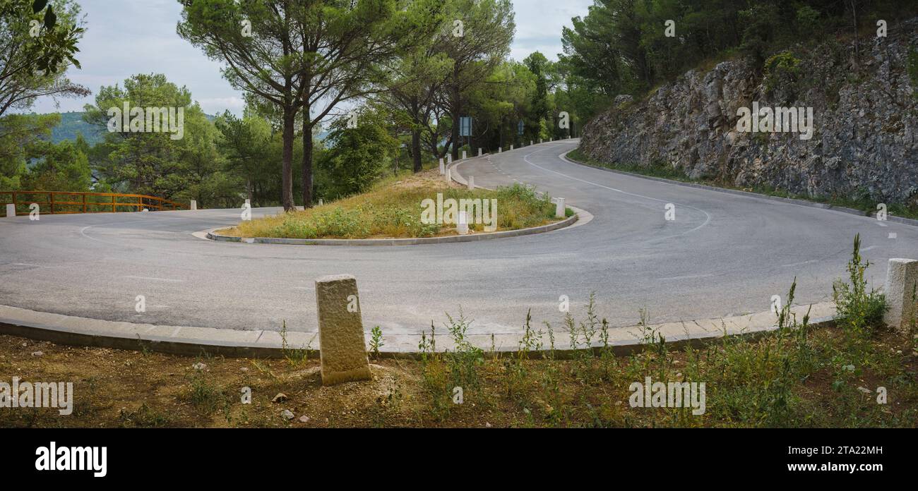 Haarnadelkurve auf einer leeren Bergstraße in der kroatischen Landschaft Stockfoto