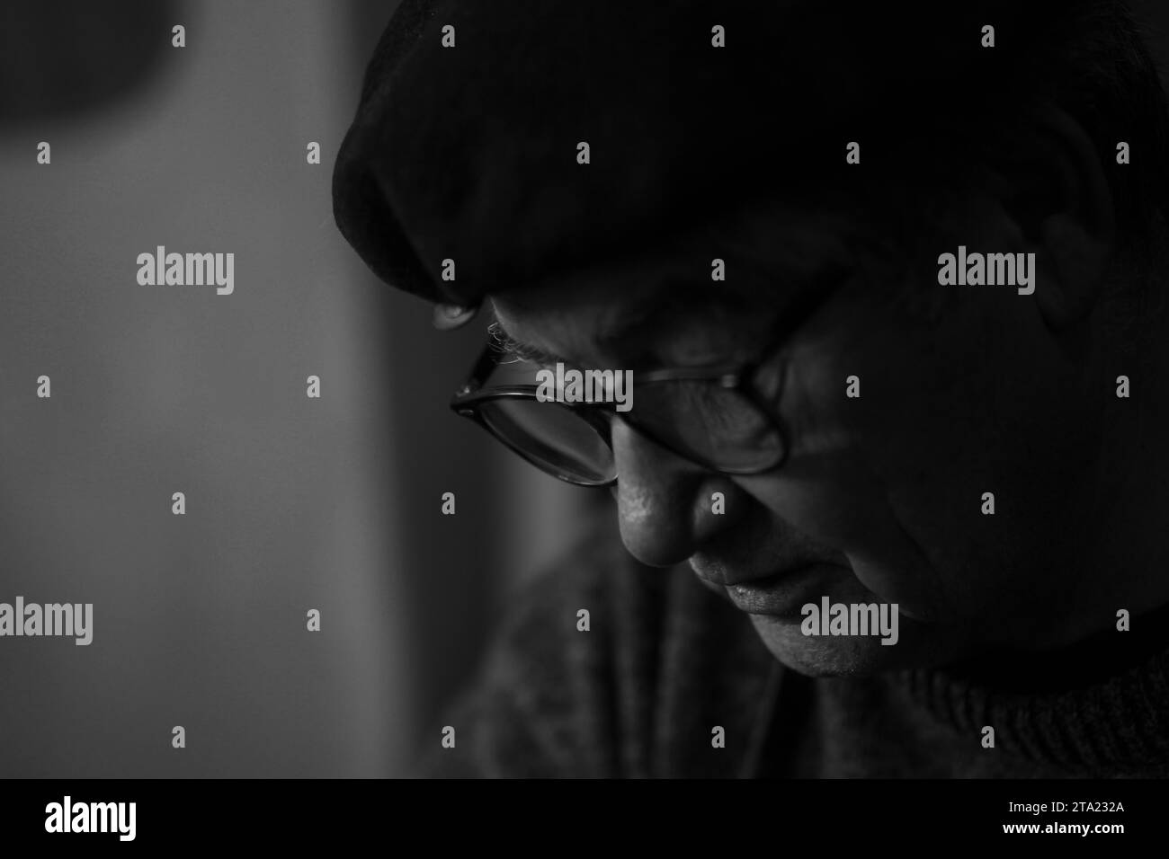 Geigenbauer schnitzen in der Werkstatt Cremona Italien geformte Meißelrippen eines neuen klassischen Cellomodells Stockfoto