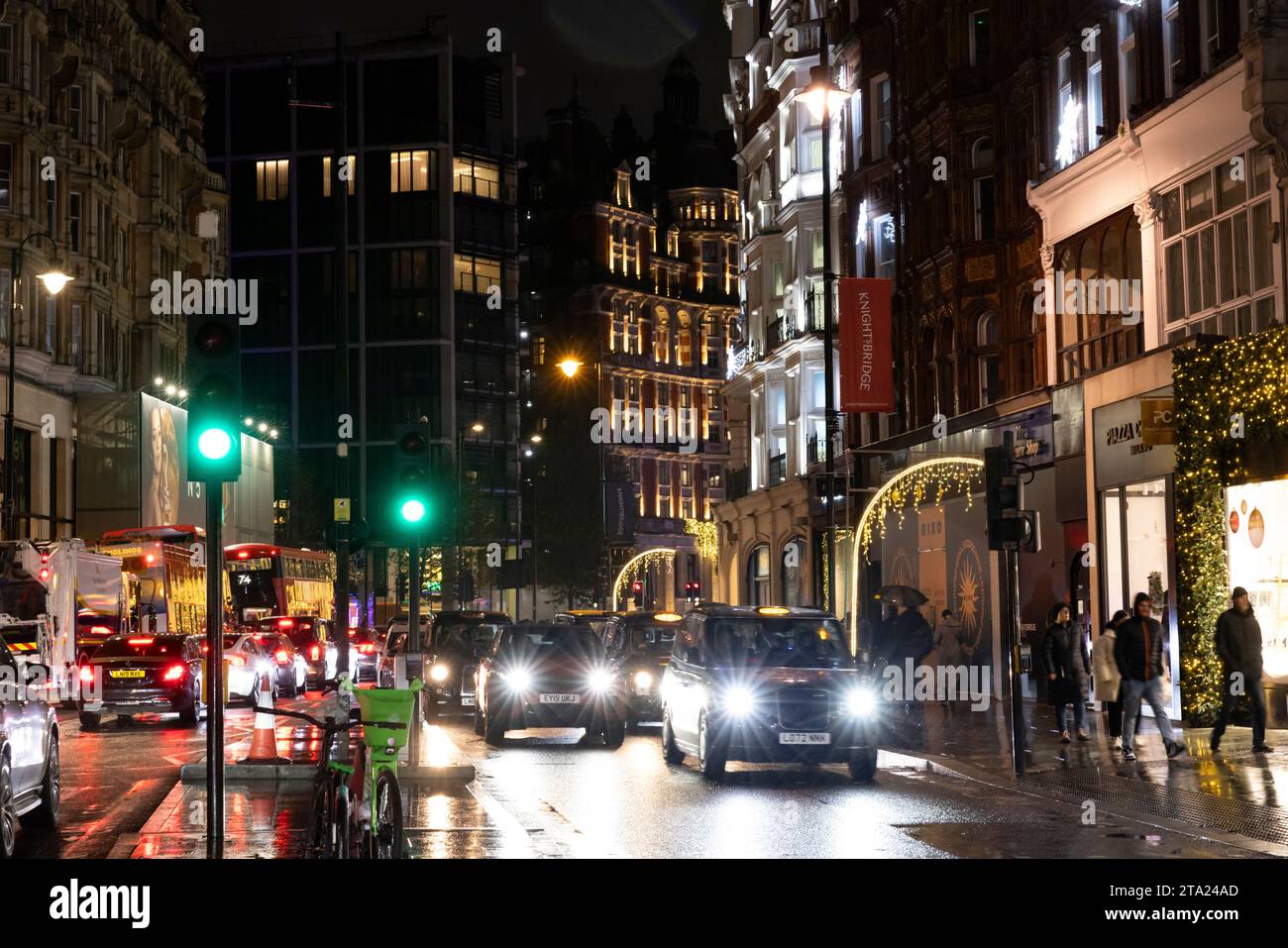 Knightsbridge eine der luxuriösesten Gegenden Londons an einem nassen Abend während der Hauptverkehrszeit, Londons West End, England, Vereinigtes Königreich Stockfoto
