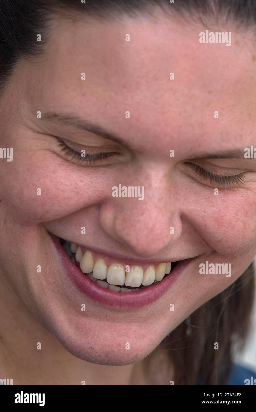 Lachende junge Frau, Nahaufnahme, Mecklenburg-Vorpommern, Deutschland Stockfoto