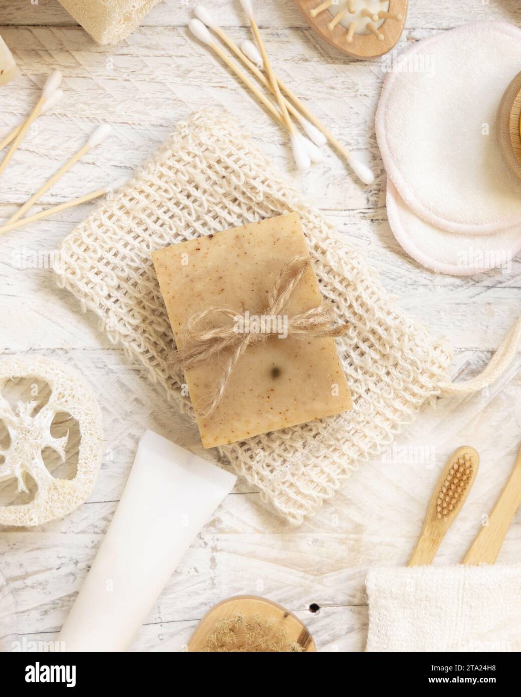 Beige Kräuterseife auf Seifenspartasche mit Blick von oben. Naturprodukte für Gesichts- und Körperpflege. Biologische, handgefertigte Hautpflegeprodukte Stockfoto
