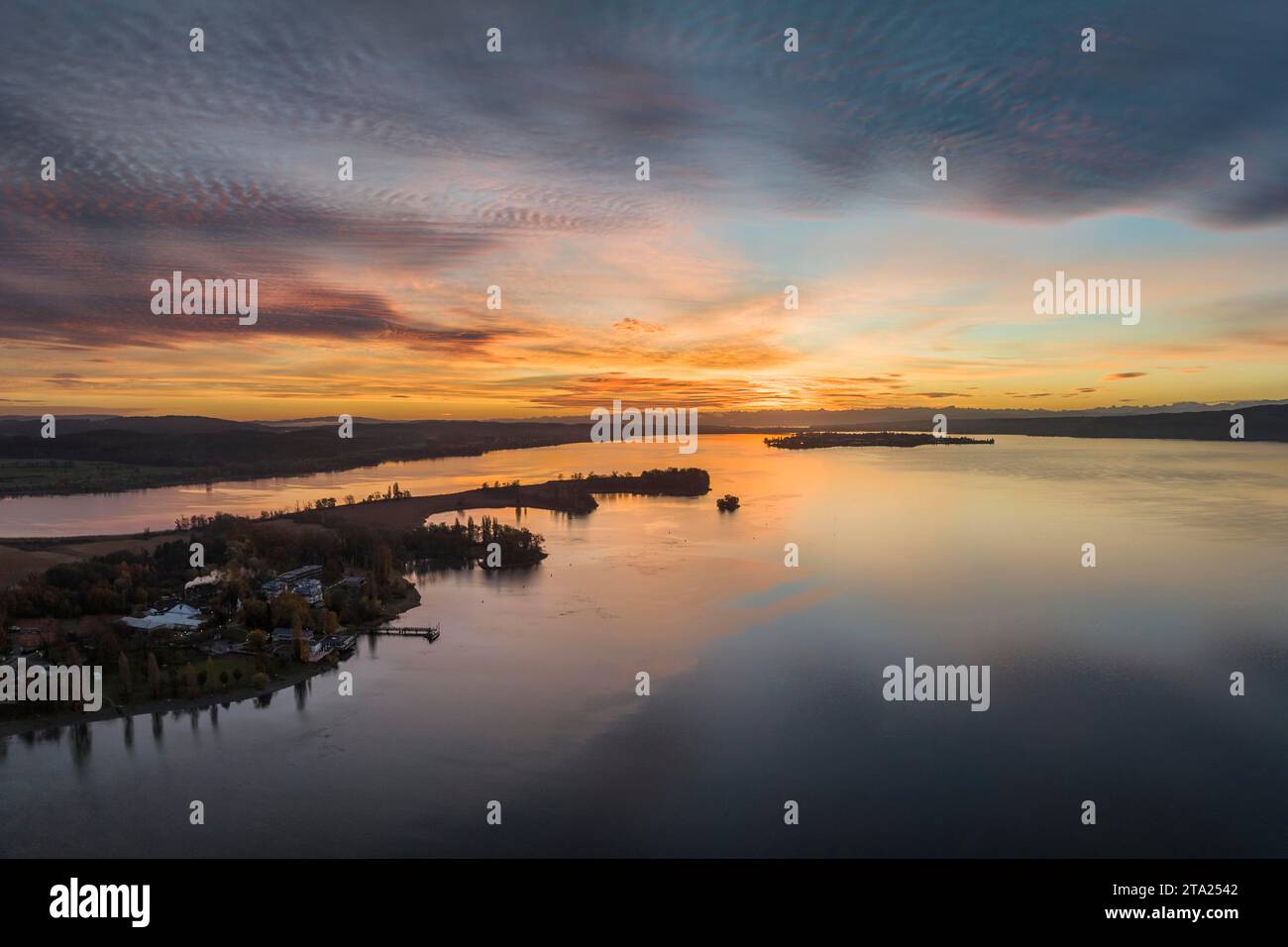 Luftpanorama des westlichen Bodensees vor Sonnenaufgang mit der Halbinsel Mettnau und der Insel Reichenau am Horizont Radolfzell Stockfoto