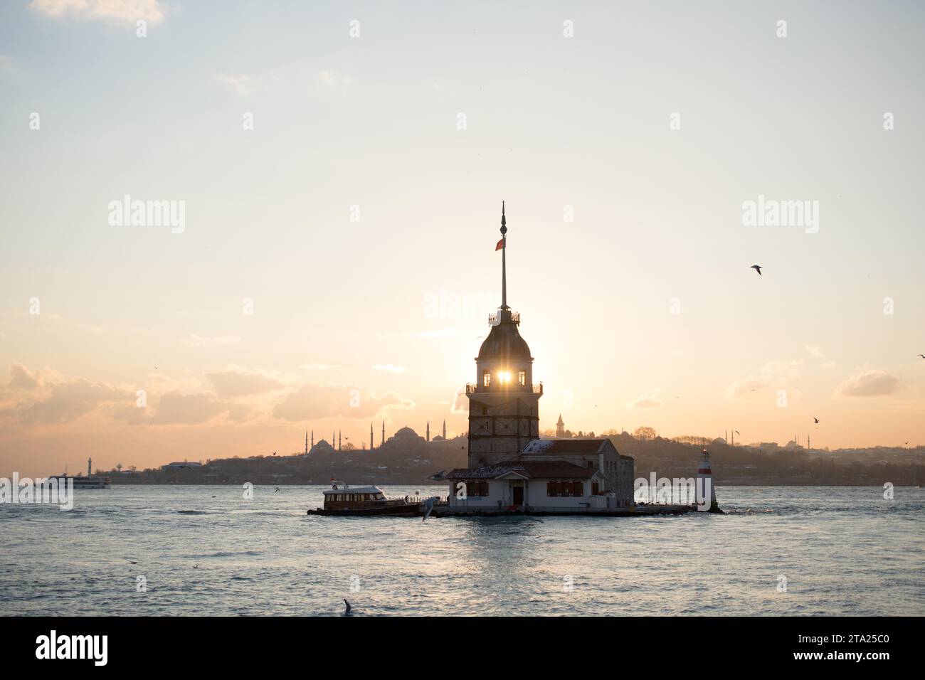 Blick vom Maiden-Turm am Abend, mit der Hagia Sophia und der Blauen Moschee in der Ferne Stockfoto