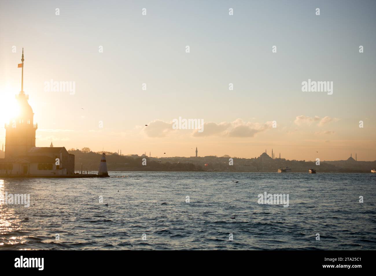 Blick vom Maiden-Turm am Abend, mit der Hagia Sophia und der Blauen Moschee in der Ferne Stockfoto