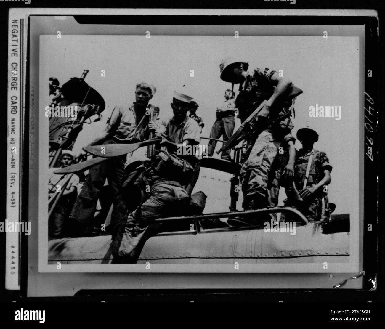 Amphibische Übung während des Vietnamkrieges, in diesem Bild werden Einzelpersonen und Gruppen gesehen, die an der Übung teilnehmen. Die Übung zielt darauf ab, die Fähigkeiten des Militärs im amphibischen Krieg zu testen. Das Bild spiegelt die amerikanischen Militäraktivitäten in dieser turbulenten Zeit wider. Stockfoto