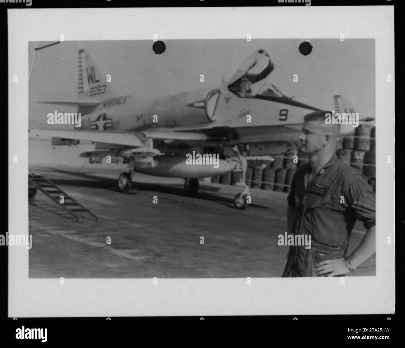 Kampfflugzeug Ace Gregory 'Pappy' Boyington (links) besucht sein altes Geschwader während des Vietnamkriegs im Juli 1967 an einem unbekannten Ort. Boyingtons Präsenz dient als Moralförderer für die Piloten und Besatzungsmitglieder und zeigt die Verbindung zwischen vergangenen und gegenwärtigen Militärgenerationen. Stockfoto