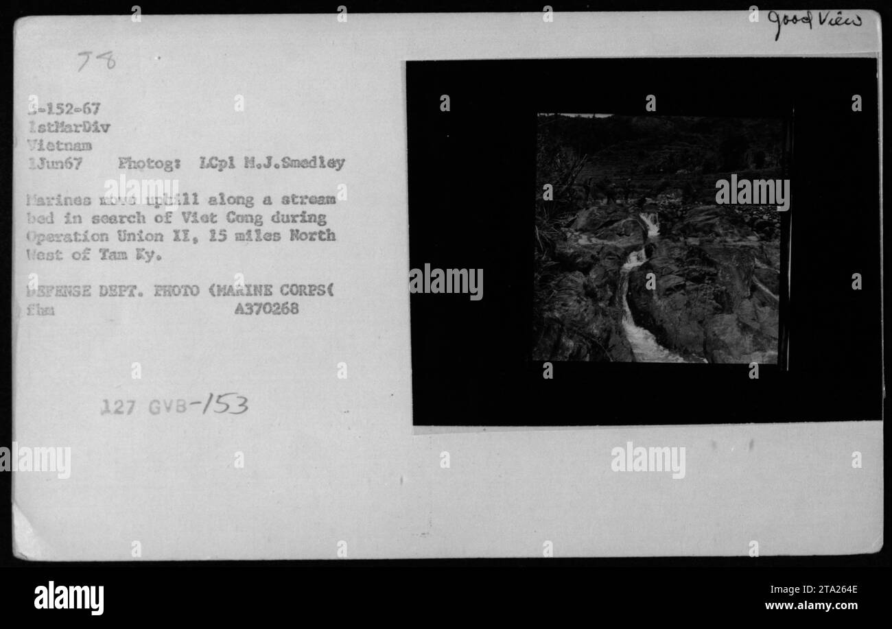 Während der Operation Union II am 1. Juni 1967 bewegt sich das Personal des Marine Corps auf einem Bachbett hinauf. Die Operation fand 15 Meilen nordwestlich von Tam Ky in Vietnam statt und zielte darauf ab, vietnamesische Truppen zu lokalisieren. Dieses Foto, aufgenommen von LCpl M.J. Smedley, bietet einen klaren Blick auf die Soldaten auf ihrer Mission. Stockfoto