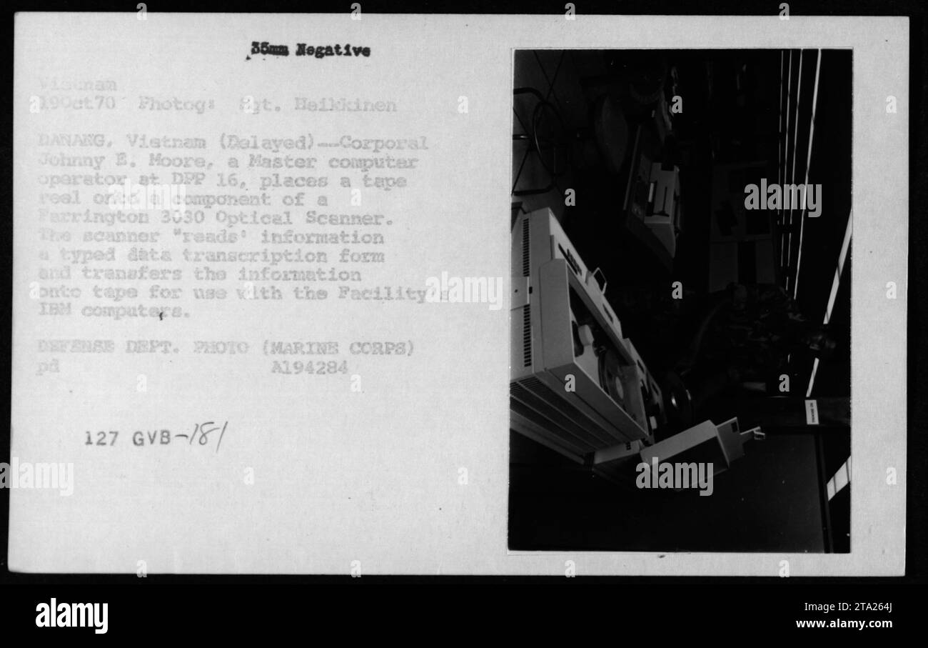 Corporal Johnny Moore platziert eine Bandrolle auf einem Farrington 3030 Optical Scanner am DPP 16, Danang, Vietnam, und überträgt Daten von getippten Formularen auf IBM-Computer während militärischer Datenverarbeitung. Stockfoto