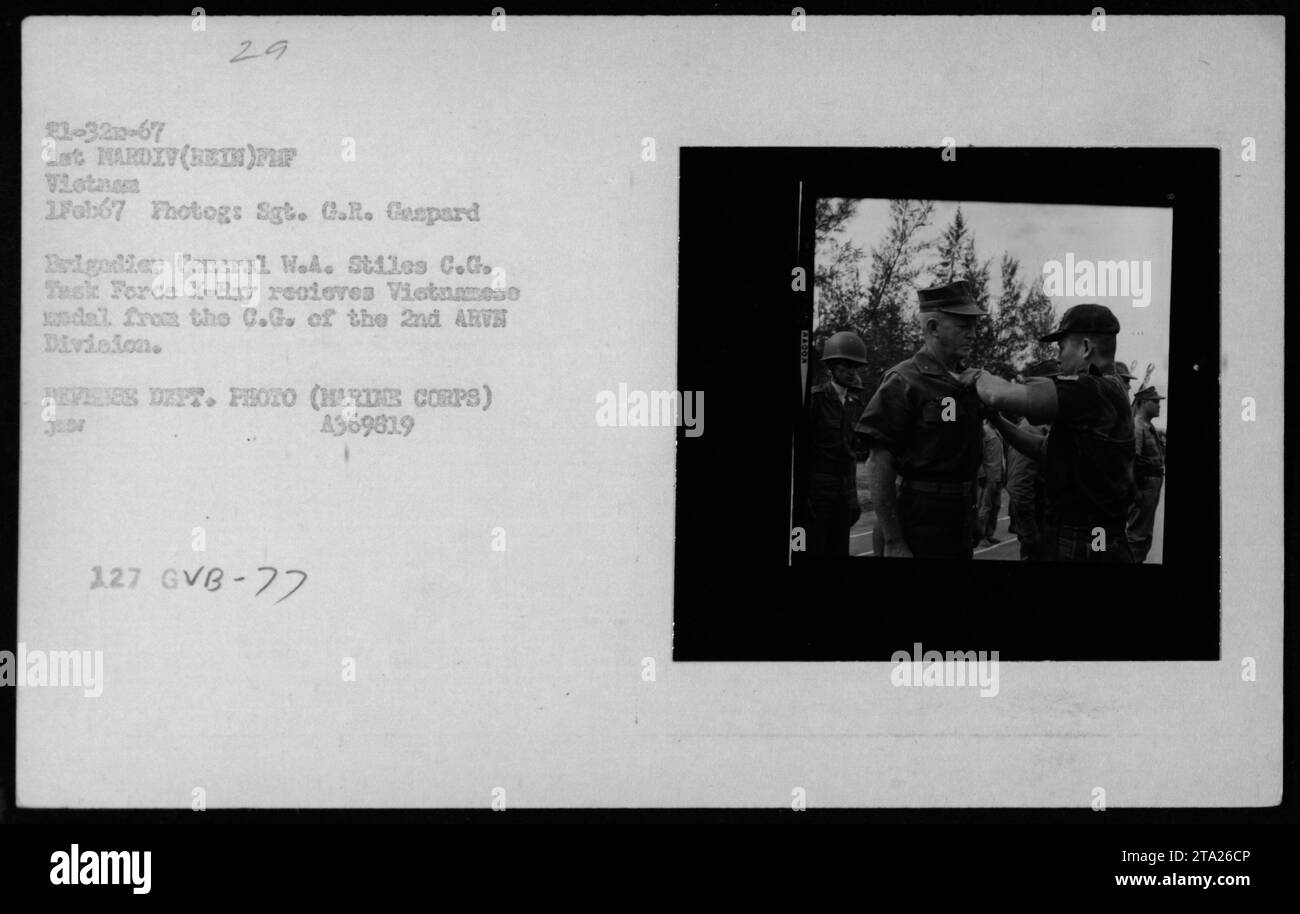 Brigadegeneral W.A. Stiles, Kommandeur der Task Force X-Ray, empfängt während einer Zeremonie am 1. Februar 1967 einen vietnamesischen Endal (Hund) vom Commanding General der 2. ARVE Division. Dieses Foto wurde von Sgt. G.R. Gaspard aufgenommen und ist Teil der Sammlung der amerikanischen Militäraktivitäten während des Vietnamkriegs. Stockfoto