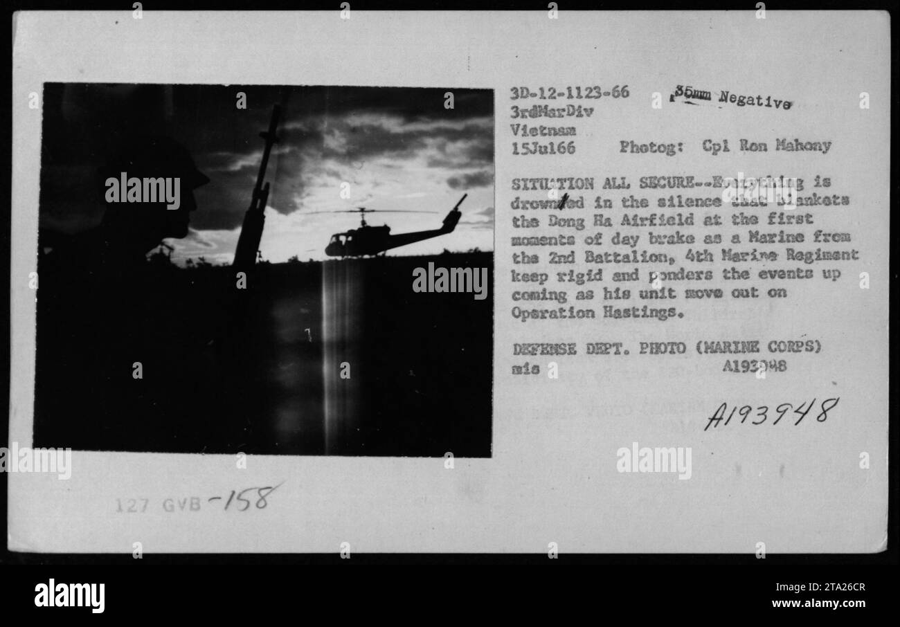 Marine des 2. Bataillons, 4. Marine-Regiment beobachtet den Flugplatz Dong Ha während der Operation Hastings, 15. Juli 1966, Vietnam. Das Foto zeigt die militärische Vorbereitung und das Einsatzumfeld vor dem Kampf. Stockfoto