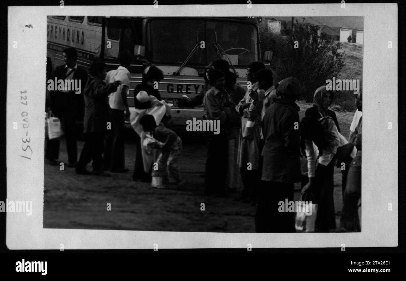 Berühmte Persönlichkeiten Claudia Cardinale, Nguyen Cao Ky, Rosemary Clooney und Betty Ford besuchten am 8. Mai 1975 vietnamesische Flüchtlinge in den USA. Das Foto zeigt einen Moment der Unterstützung und Solidarität nach dem Vietnamkrieg. Stockfoto