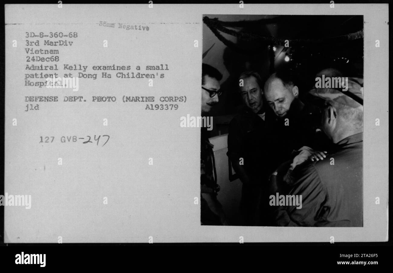 Admiral Kelly untersucht einen jungen Patienten im Dong Ha Kinderkrankenhaus während einer MEDCAP Operation in Vietnam am 24. Dezember 1968, wobei die 3. Marine Division medizinische Unterstützung leistet. Stockfoto
