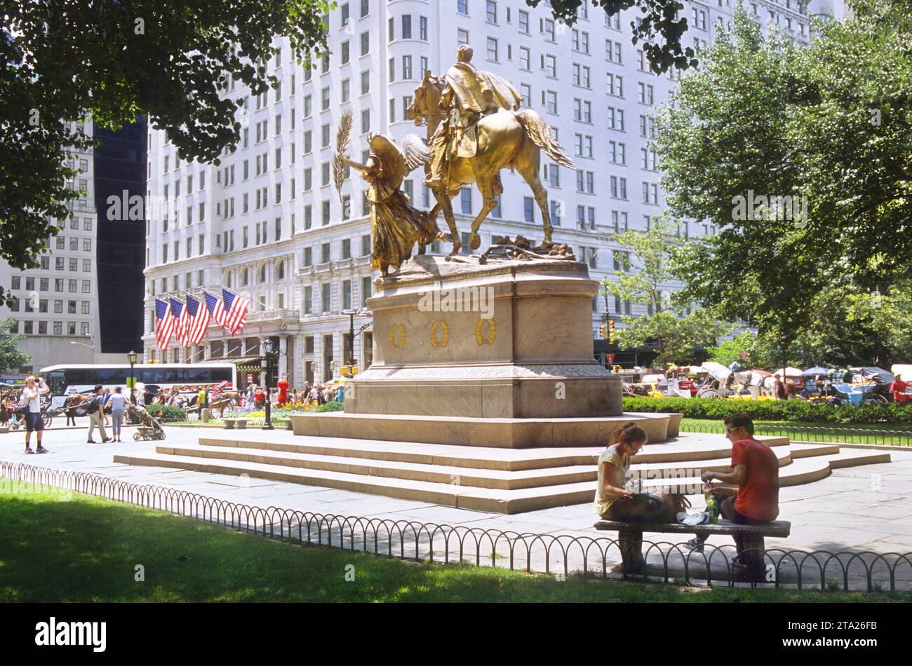 Grand Army Plaza in New York City. Goldene Statue von William Tecumseh Sherman und Göttin Victory von Augustus Saint Gaudens. Wahrzeichen der Fifth Avenue, USA Stockfoto