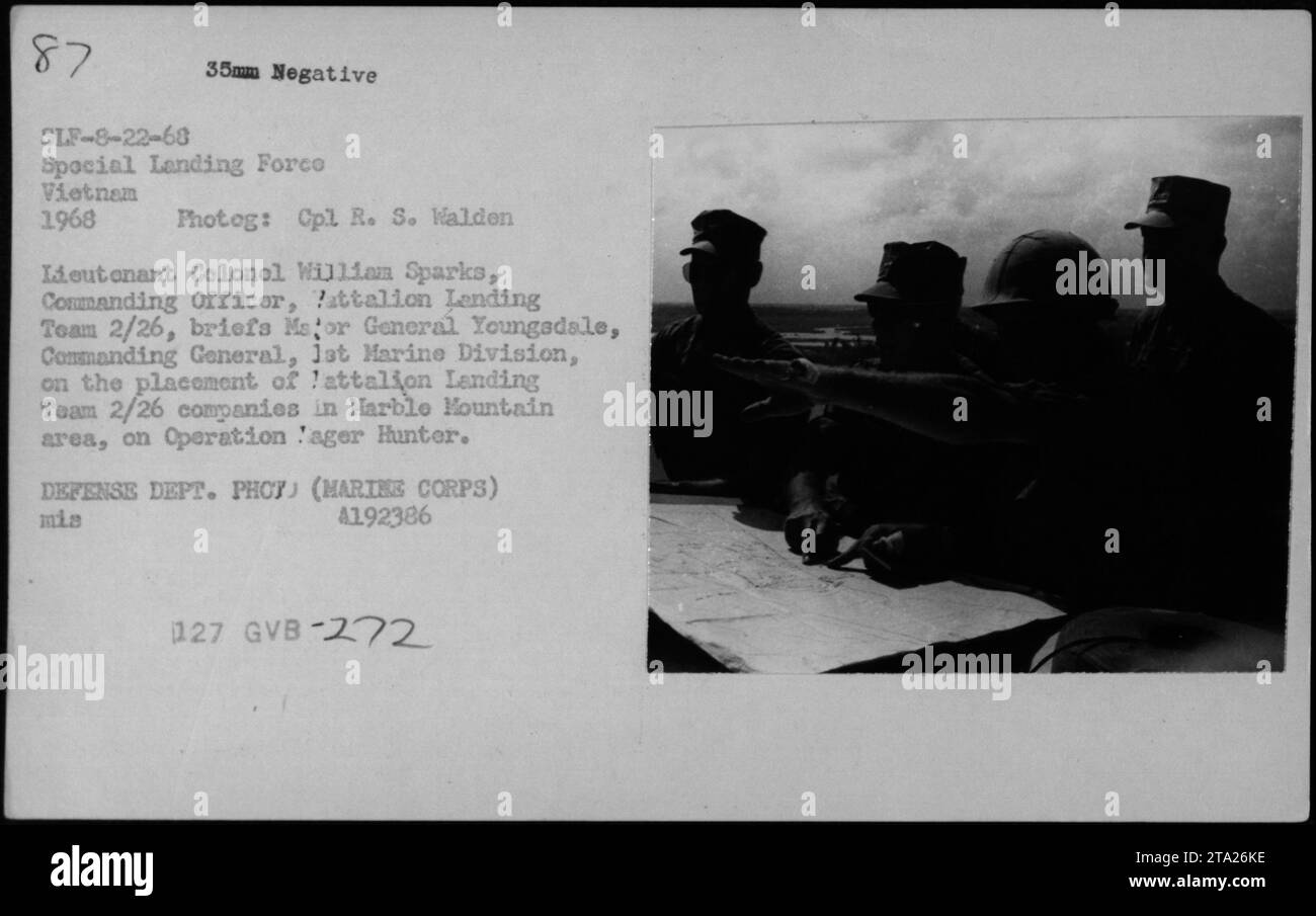 Oberstleutnant William Sparks berichtet Major General Youngdale über die Platzierung von Battalion Landing Team 2/26-Kompanien in der Marble Mountain-Gegend während der Operation Lager Hunter im Jahr 1968. Major General Youngdale ist Kommandant der 1. Marine-Division. Das Bild wurde von CPL R. S. Walden aufgenommen. Stockfoto