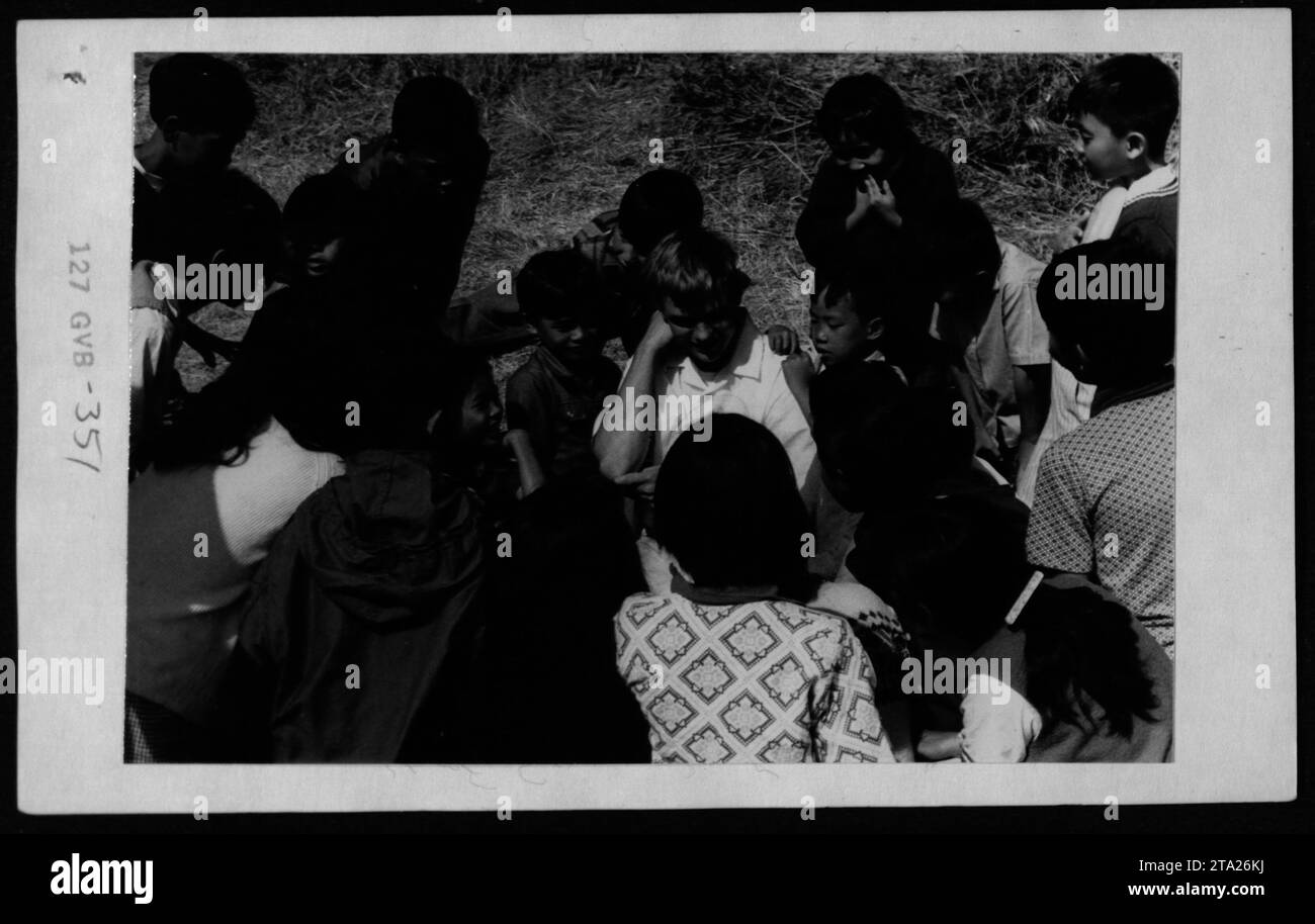 Ehemalige vietnamesische Militär- und politische Persönlichkeiten, darunter Nguyen Cao Ky, suchten am 7. Mai 1975 in den Vereinigten Staaten Zuflucht. Claudia Cardinale, Rosemary Clooney und Betty Ford besuchen die vietnamesischen Flüchtlinge, um ihre Unterstützung während ihres schwierigen Umsiedlungsprozesses zu zeigen. Stockfoto