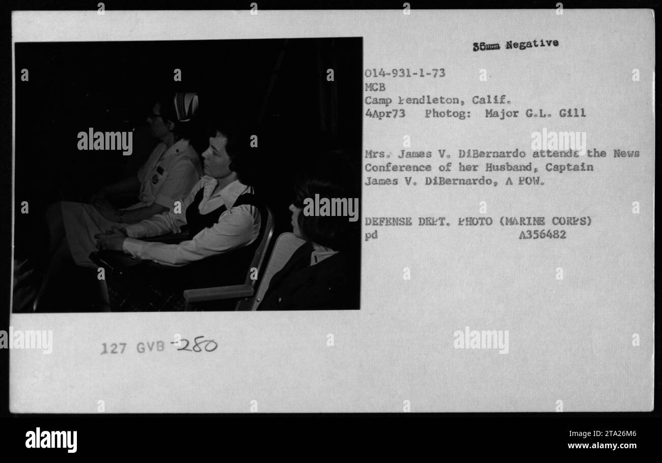 Frau James V. DiBernardo nimmt am 4. April 1973 an einer Pressekonferenz im MCB Camp Pendleton, Kalifornien, Teil. Die Konferenz wird für ihren Ehemann James V. DiBernardo abgehalten, der während des Vietnamkrieges Kriegsgefangener war. Dieses Foto ist Teil der Operation Homecoming, bei der es um die Rückführung von Kriegsgefangenen der US-Marine ging. Stockfoto