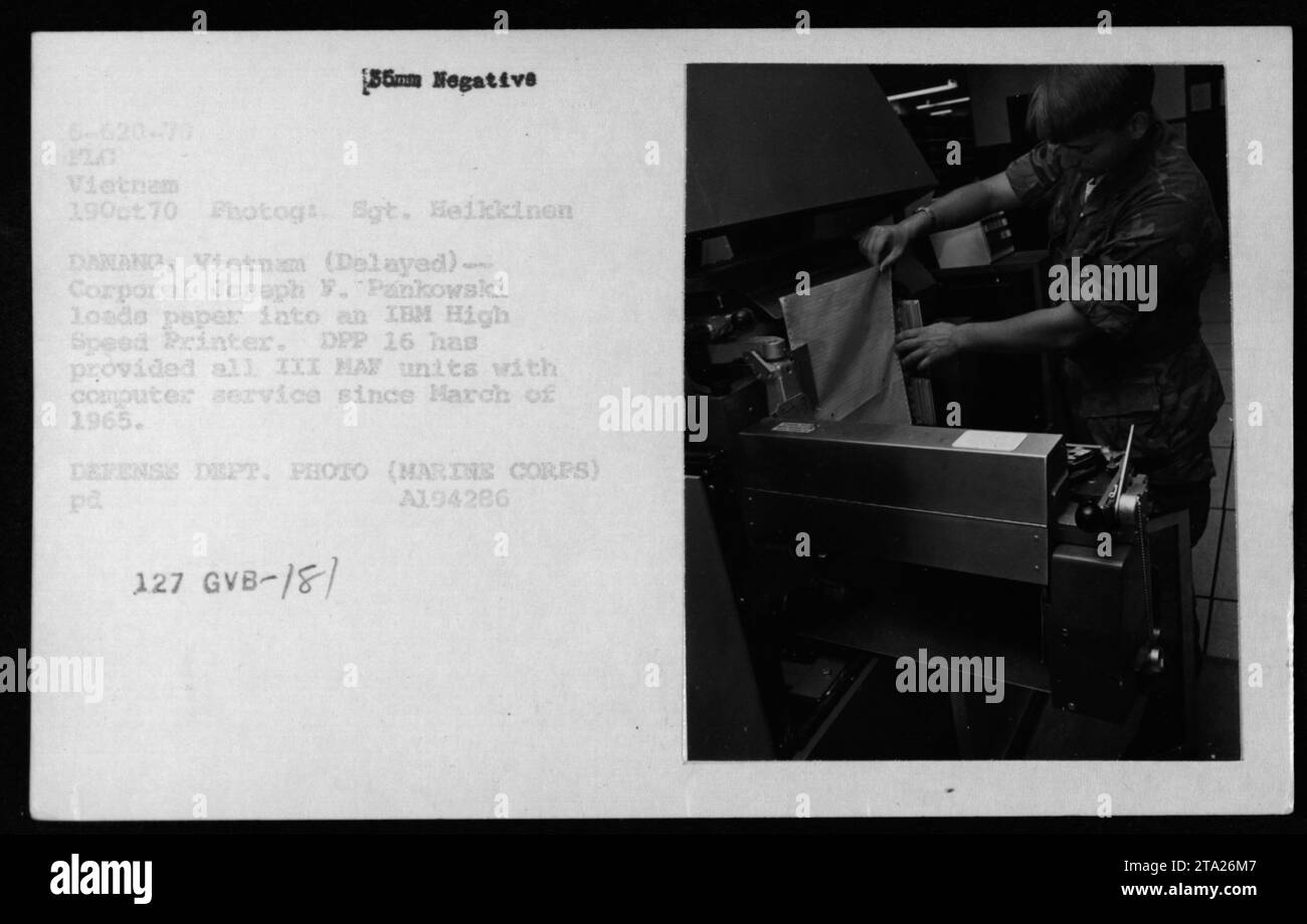 Corporal Joseph Y. Pankowski lädt Papier in einen IBM Hochgeschwindigkeitsdrucker im Data Processing Center in Danang, Vietnam, und stellt am 19. Oktober 1970 Computerdienste für III MAF-Einheiten bereit. Stockfoto
