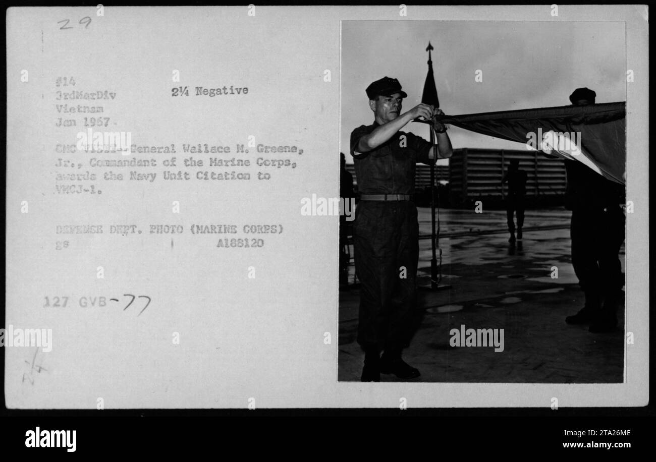General Wallace M. Greene, Jr., Kommandant des Marine Corps, überreicht im Januar 1967 die Marinestelle Citation der vietnamesischen Joint Civil Affairs Group 1 (VNCJ-1) im Rahmen einer Zeremonie. Dieses Foto nahm den Moment der Zeremonie in der 3. Marine Division in Vietnam auf, an der Vizepräsident Hubert Humphrey teilnahm. Stockfoto