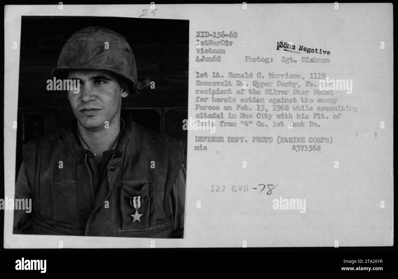 US-Marine-Korporal Ronald C. Morrison erhält die Silver Star Medal für seine heldenhaften Aktionen während des Vietnamkriegs. Die Zeremonie fand am 4. Juni 1968 statt. Morrison aus Upper Darby, Pennsylvania, wurde für seine Tapferkeit bei einem Angriff auf Hue City am 15. Februar 1968 anerkannt, wo er seinen Panzerzug von der A-Kompanie, 1. Panzerbataillon, führte. Stockfoto