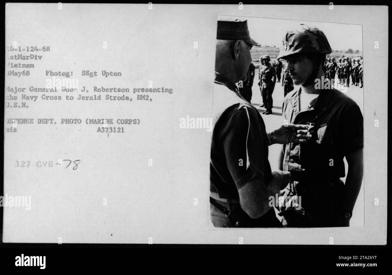 Generalmajor Donn J. Robertson überreichte Jerald Strode, HM2, das Navy Cross in einer Zeremonie, die im Mai 1968 in Vietnam stattfand. Das Foto fängt diesen wichtigen Moment während des Vietnamkriegs ein. Stockfoto