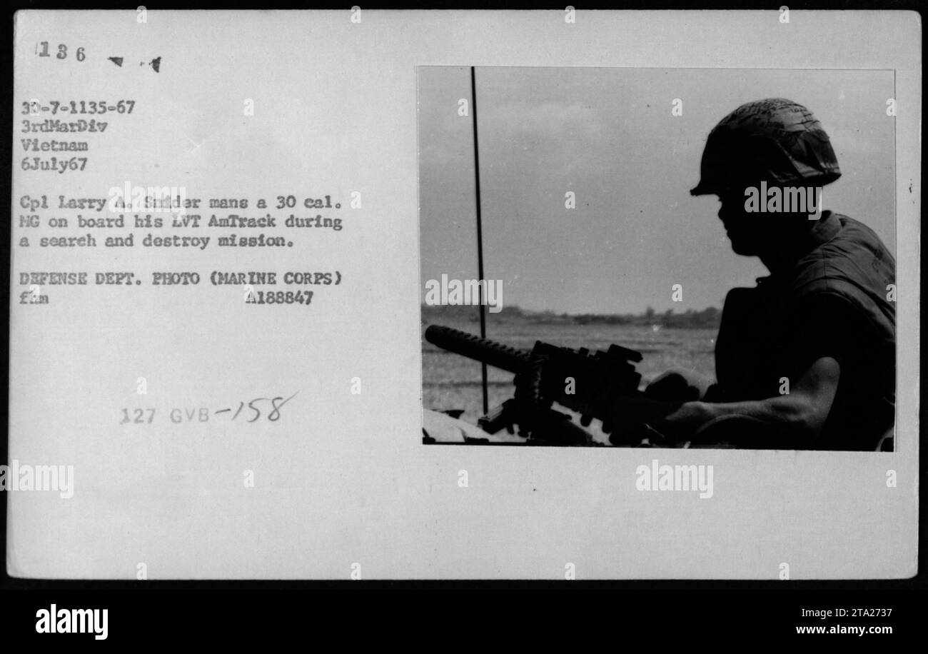 Larry A. Snider ist mit einem 30-Kaliber bemannt. Schweres Maschinengewehr an Bord seines LVT Amtrack während einer Such- und Zerstörungsmission am 6. Juli 1967. Das Foto, das vom Verteidigungsministerium aufgenommen wurde, zeigt seine Beteiligung an der 3. Marine-Division in Vietnam. Stockfoto