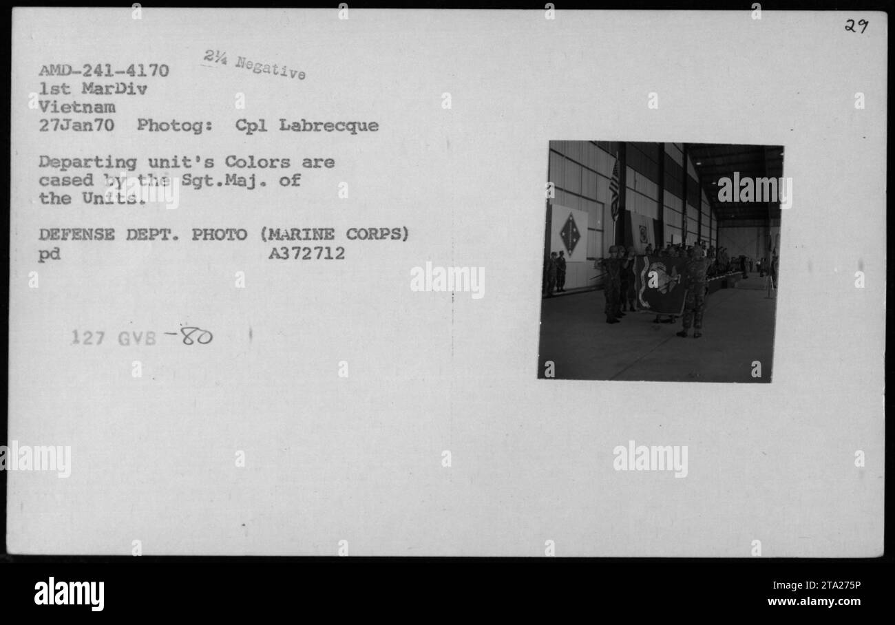 Major der Einheiten des Marine Corps, der am 27. Januar 1970 während des Vietnamkrieges die Zeremonie für die Farben der abfliegenden Einheit durchführte. Die Zeremonie fand in Anwesenheit von amerikanischem Militär statt und wurde von CPL Labrecque dokumentiert, wie auf diesem Foto des Verteidigungsministeriums zu sehen ist. Stockfoto