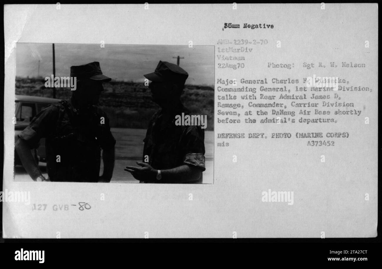 Generalmajor Charles F. Widdecke und Konteradmiral James D. Ramage werden am 22. August 1970 während einer Zeremonie vor dem Abflug von Admiral Ramage auf der Danang Air Base in Vietnam fotografiert. Die Veranstaltung dokumentiert die Interaktion und Koordination der militärischen Führung. Stockfoto