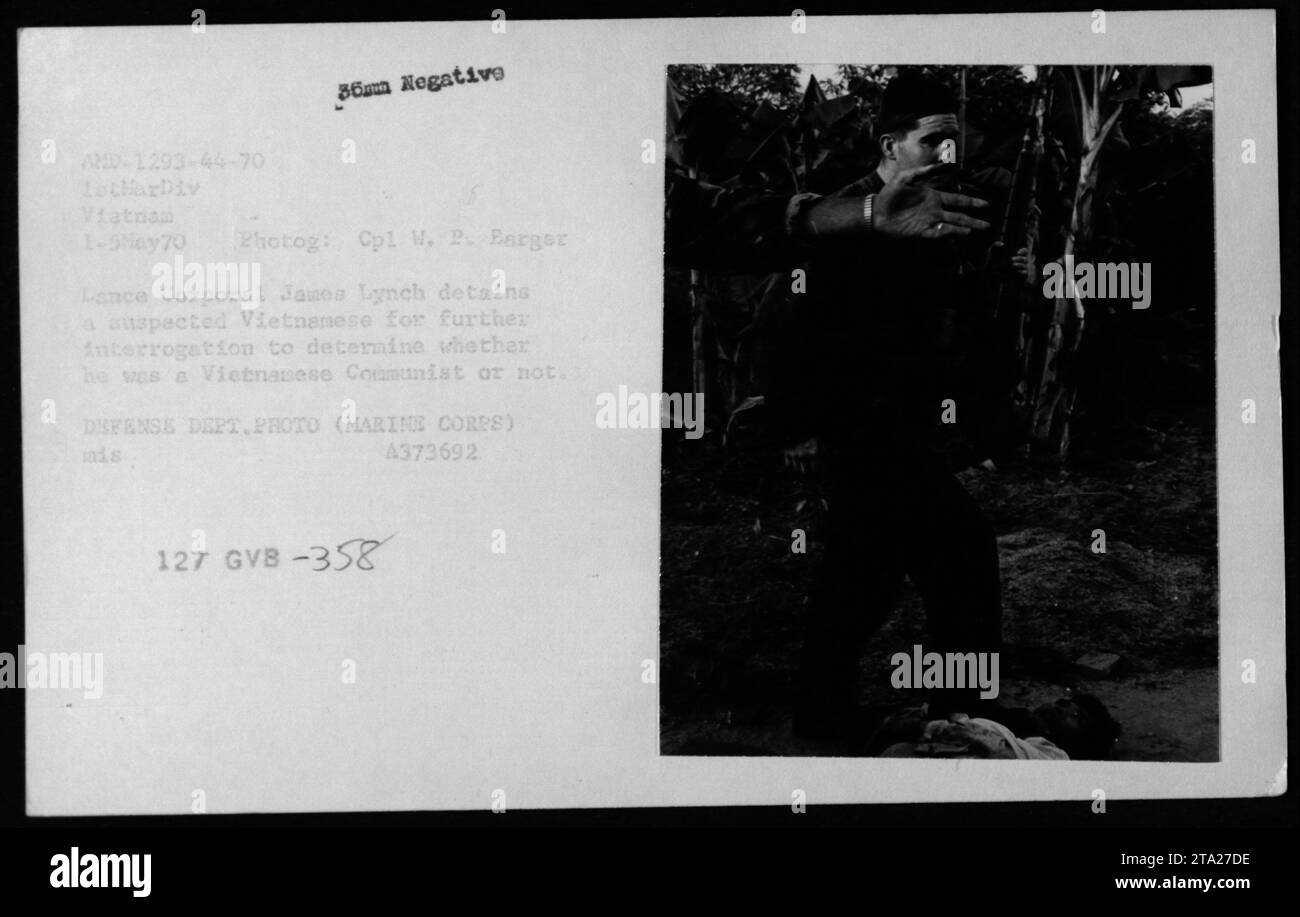 Lance Corporal James Lynch verhaftet eine mutmaßliche vietnamesische Person während des Vietnamkrieges im Mai 1970. Der Zweck der Inhaftierung ist es, weitere Verhöre durchzuführen, um festzustellen, ob die Person ein vietnamesischer Kommunist ist ist oder nicht. Dieses Foto ist Teil der Sammlung des Verteidigungsministeriums mit der Identifikationsnummer 4373692. Stockfoto