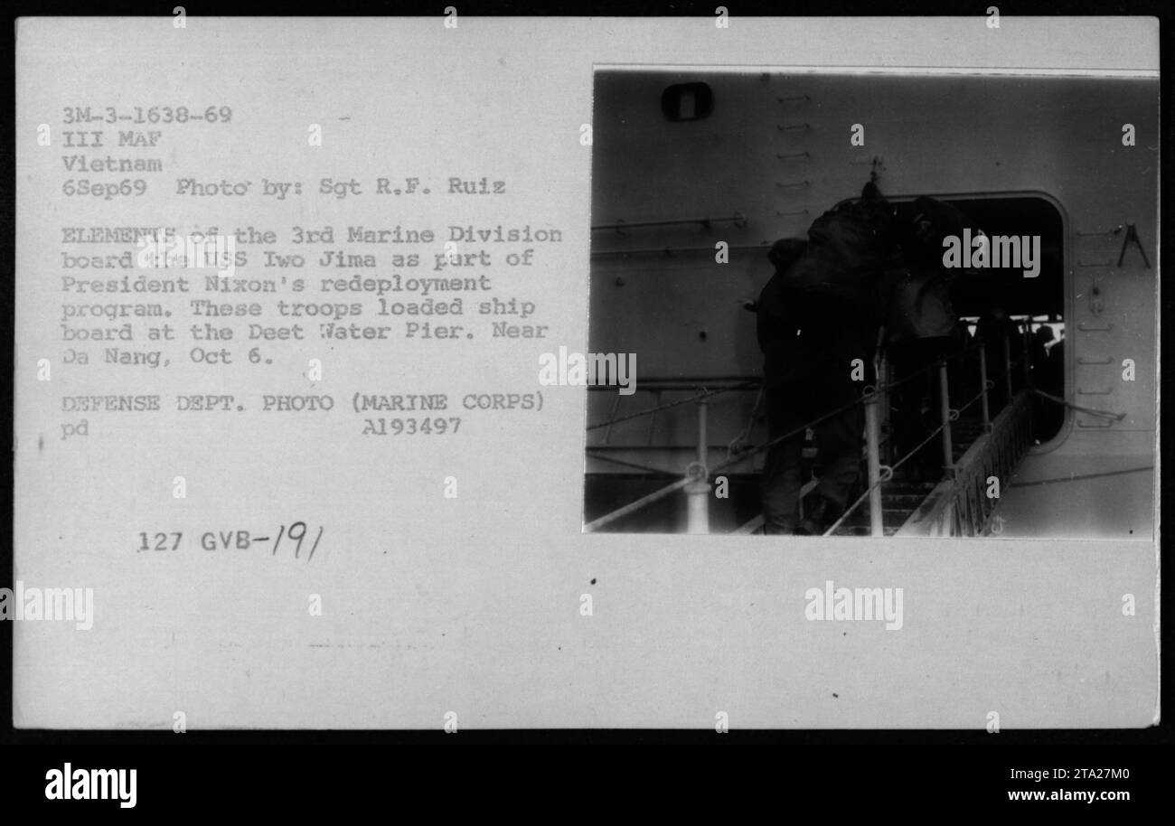 Truppen der 3rd Marine Division Board USS Iwo Jima am DEET Water Pier nahe da Nang während des Umschichtungsprogramms von Präsident Nixon am 6. September 1969. Stockfoto