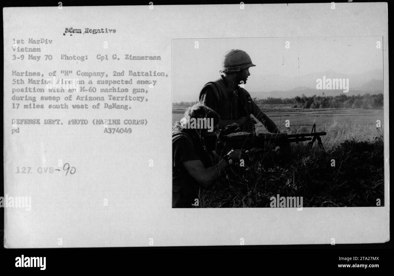 Marines von der 'H' Kompanie, 2. Bataillon, 5. Marine feuern auf eine mutmaßliche feindliche Position mit einem M-60 Maschinengewehr während einer Durchsuchung von Arizona-Territorium. Dieses Bild wurde am 3. Mai 1970 von CPL C. Zimmerman während der Kampfeinsätze des 1. MarDiv in Vietnam aufgenommen. Stockfoto