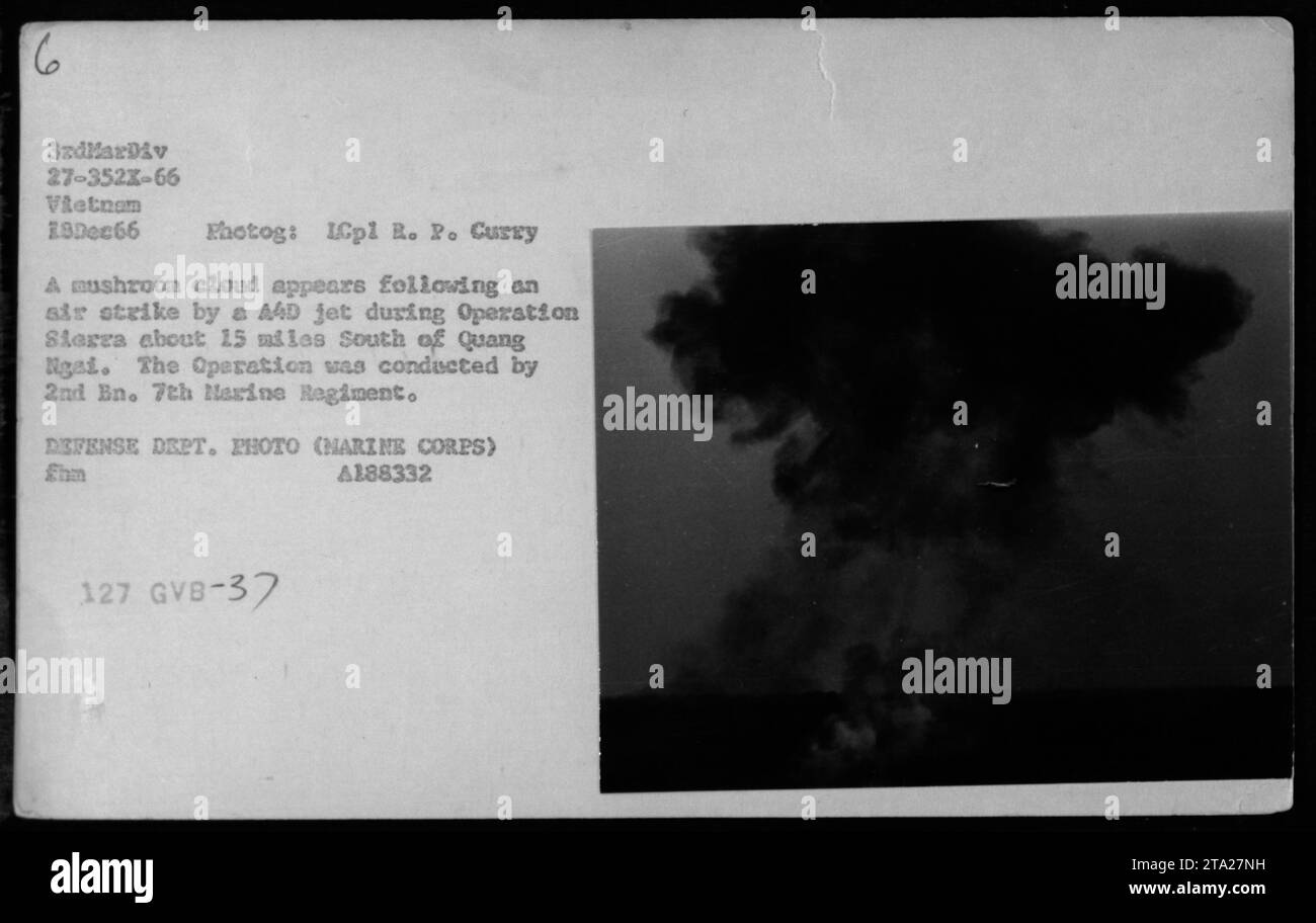 Eine Pilzwolke erscheint nach einem Luftangriff eines AAD-Jets während der Operation Sierra, durchgeführt von 2nd Bn. 7. Marine-Regiment. Der Streik fand etwa 24 Meilen südlich von Quang Ngai statt. Foto am 18. Dezember 1966 von ICpl E. P. Curry. VERTEIDIGUNGSABTEILUNG. FOTO (MARINEKORPS) A188332 127 GVB-37.“ Stockfoto