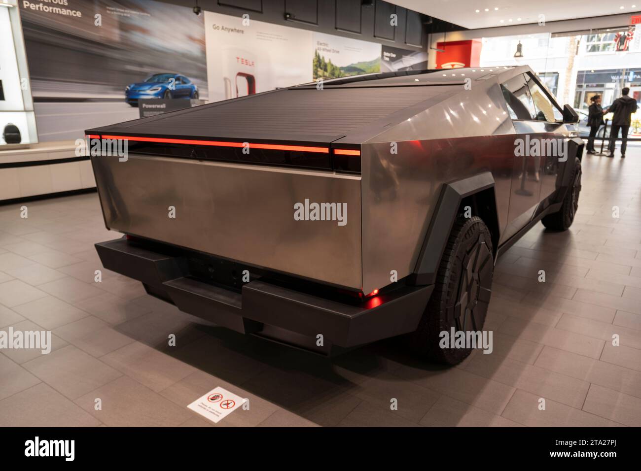 Rückansicht des neuen Tesla Cybertruck im Tesla Showroom in San Jose's Santana Row in Kalifornien am Freitag, den 24. November 2023. Stockfoto