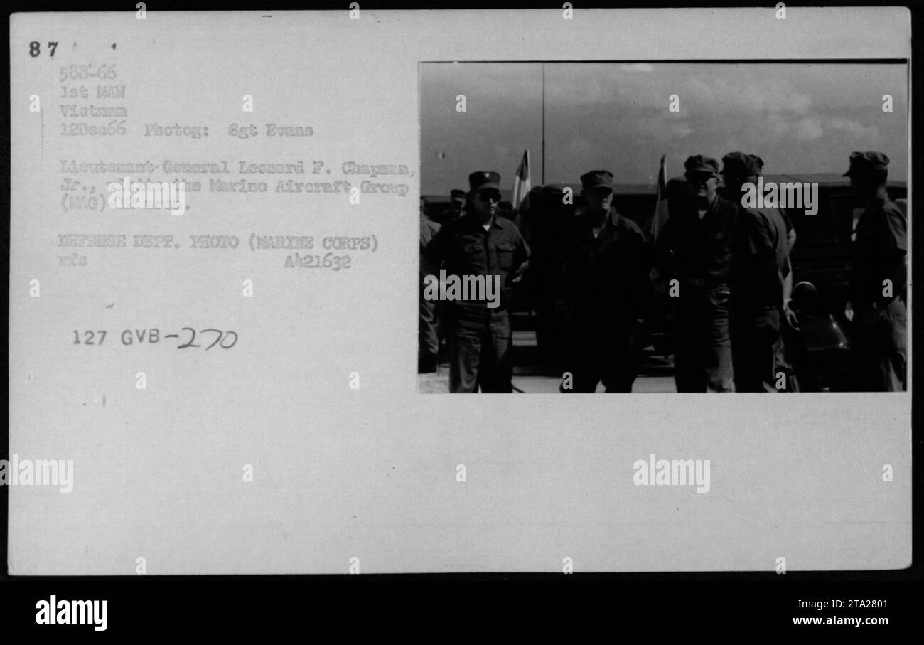 Generalleutnant Leonard F. Chapman Jr. besucht am 12. Dezember 1966 die