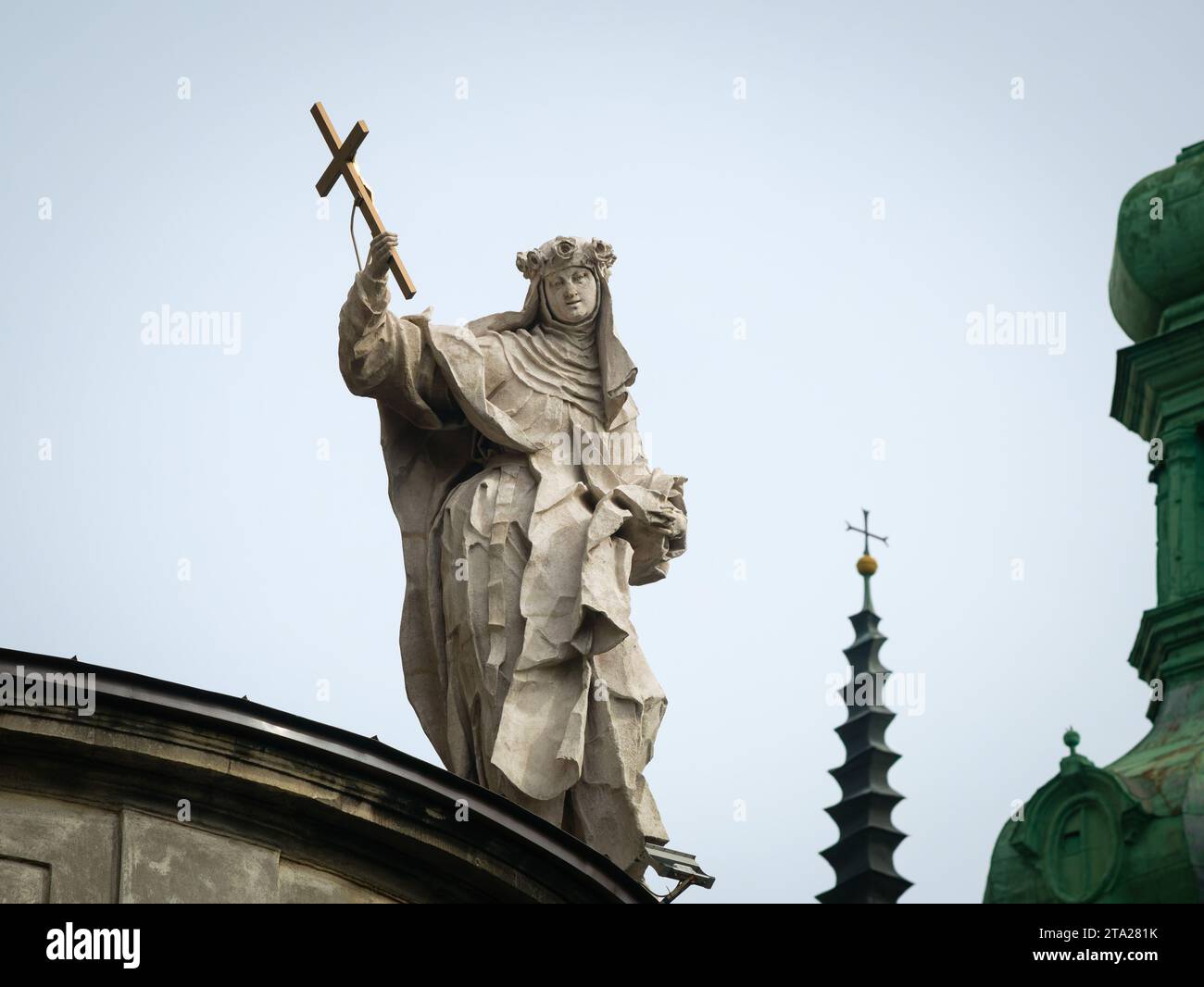Lviv, Ukraine. Skulptur von St.. Rosalia mit einem Kreuz auf dem Giebel der Dominikanischen Kathedrale. Autor: Sebastian Fesinger (1777) Stockfoto