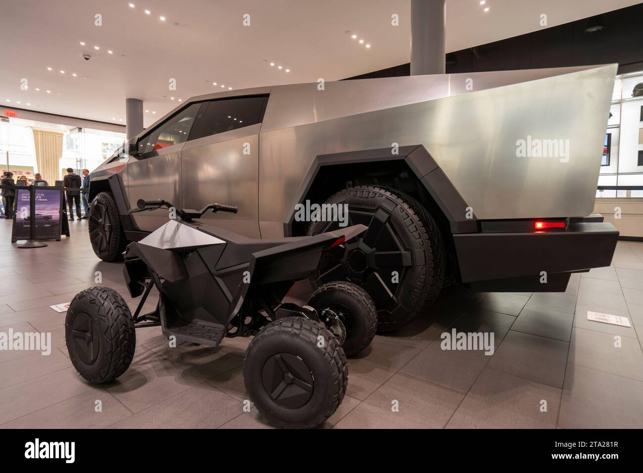 Tesla Cybertruck wird zusammen mit dem Cyberquad für Kinder am Freitag, den 24. November 2023, im Tesla Showroom in der Santana Row von San Jose ausgestellt. Stockfoto