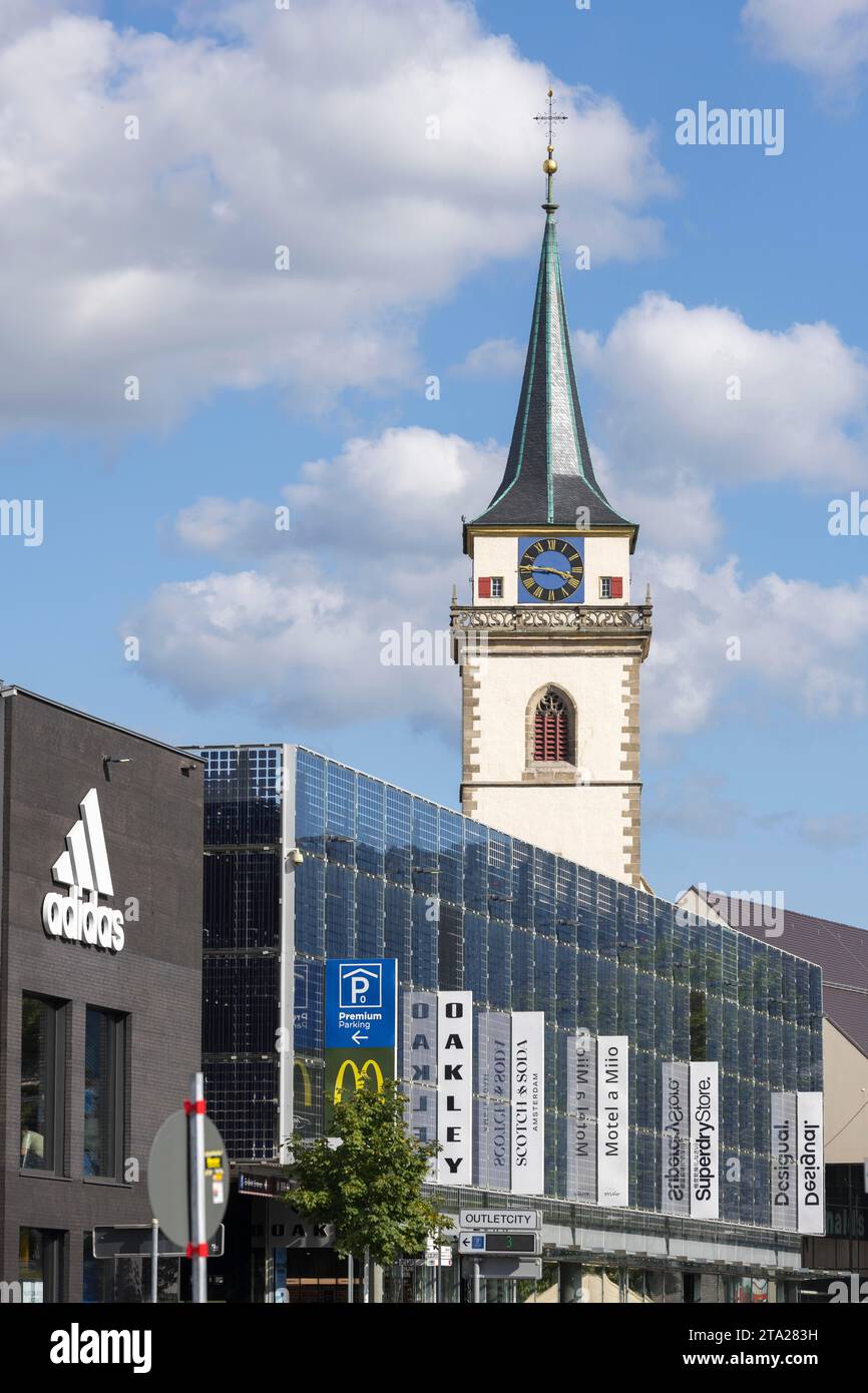 Blick auf die Martinskirche in Metzingen, Outletcity, Kaufhäuser, Adidas, Metzingen, Baden-Württemberg, Deutschland Stockfoto