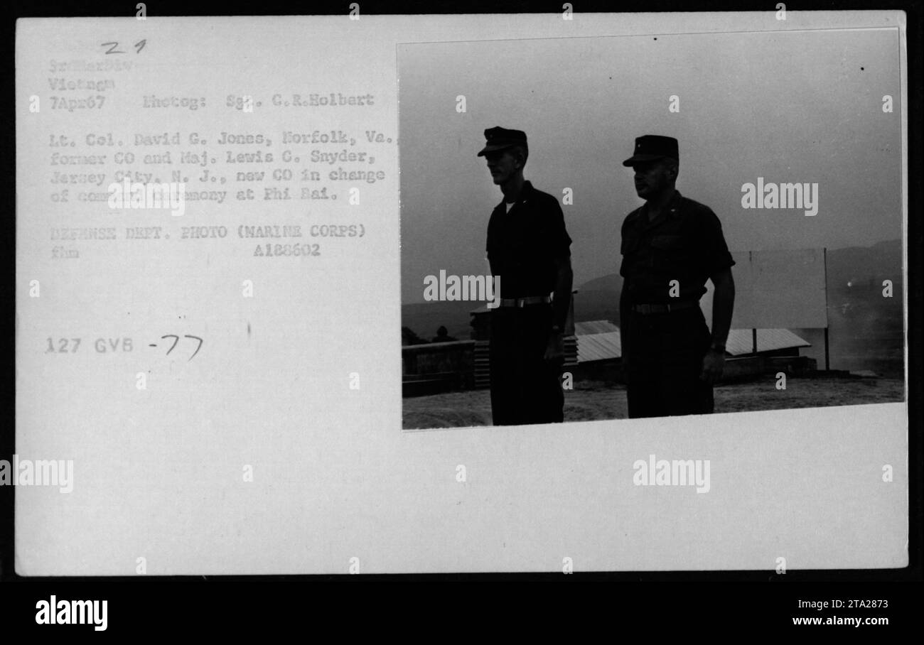 Oberstleutnant David G. Jones aus Norfolk, Virginia, und Major Lewis C. Snyder aus Jersey City, New Jersey, nahmen am 7. April 1967 an einer Zeremonie zum Kommandowechsel in Phi Bai, Vietnam, teil. Das Ereignis wurde auf einem Foto von Sergeant C.R. Holbert dokumentiert und beinhaltete Militärpersonal und zeremonielle Verfahren während des Vietnamkriegs. Stockfoto