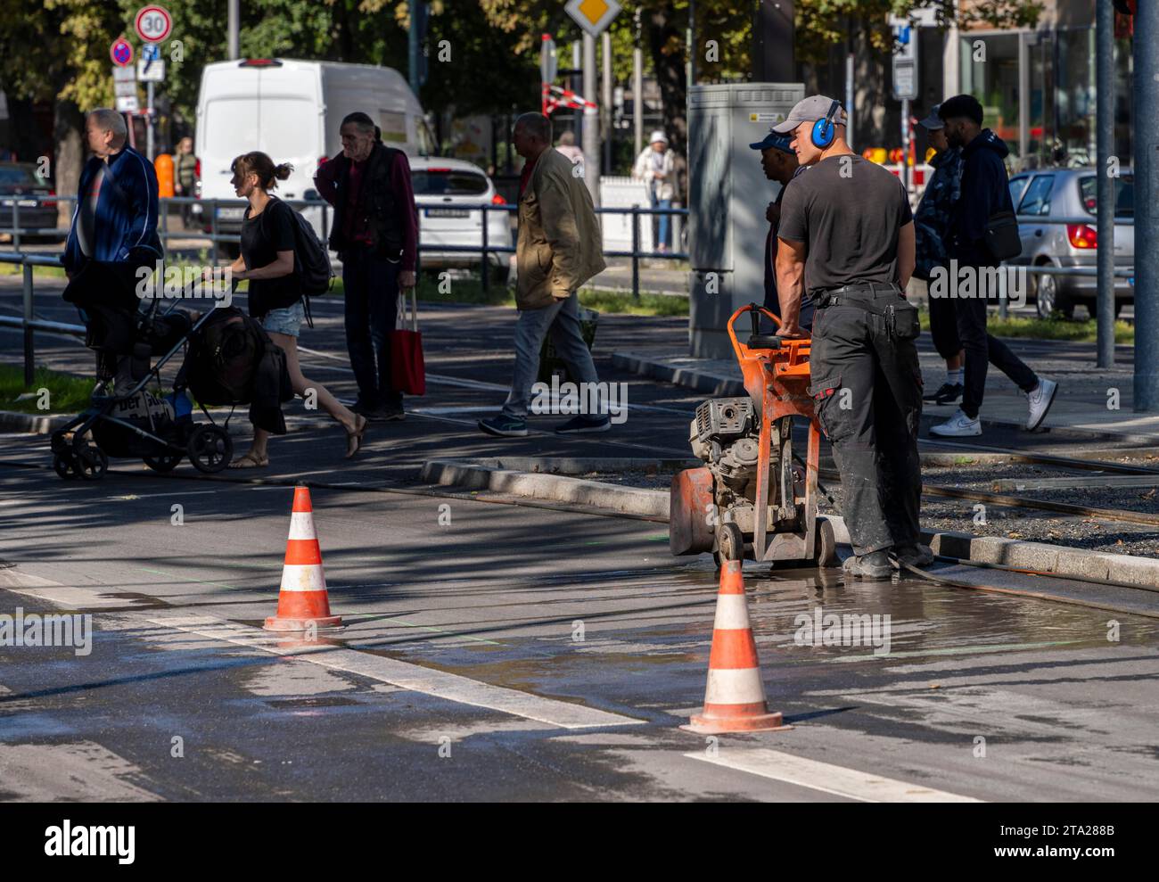 Straßenbaustelle neben einer Straßenbahnhaltestelle, Turmstraße, Berlin-Moabit, Deutschland Stockfoto